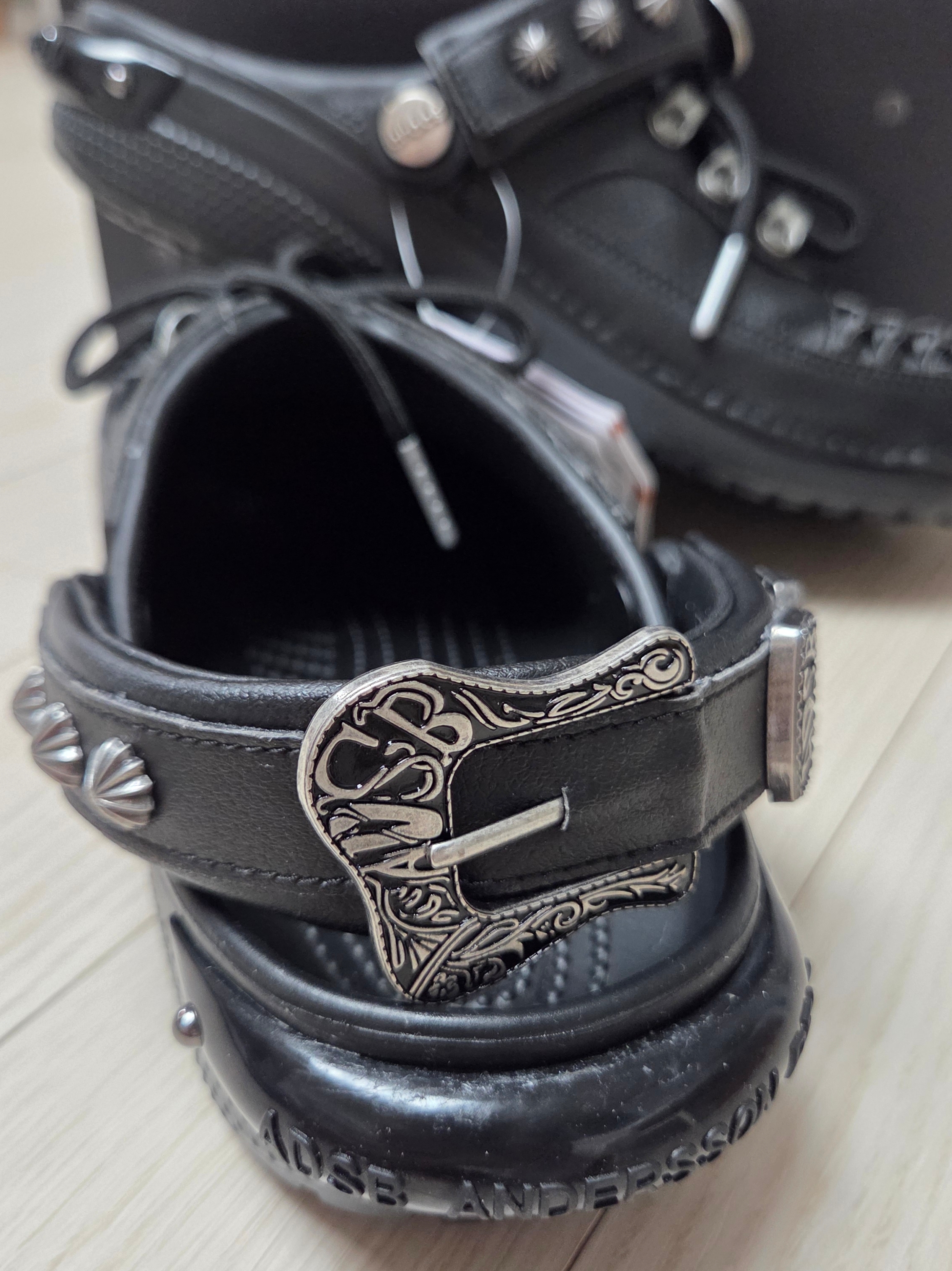 Crocs x Andersson Bell Classic Clog Black 착용 스타일 - 5