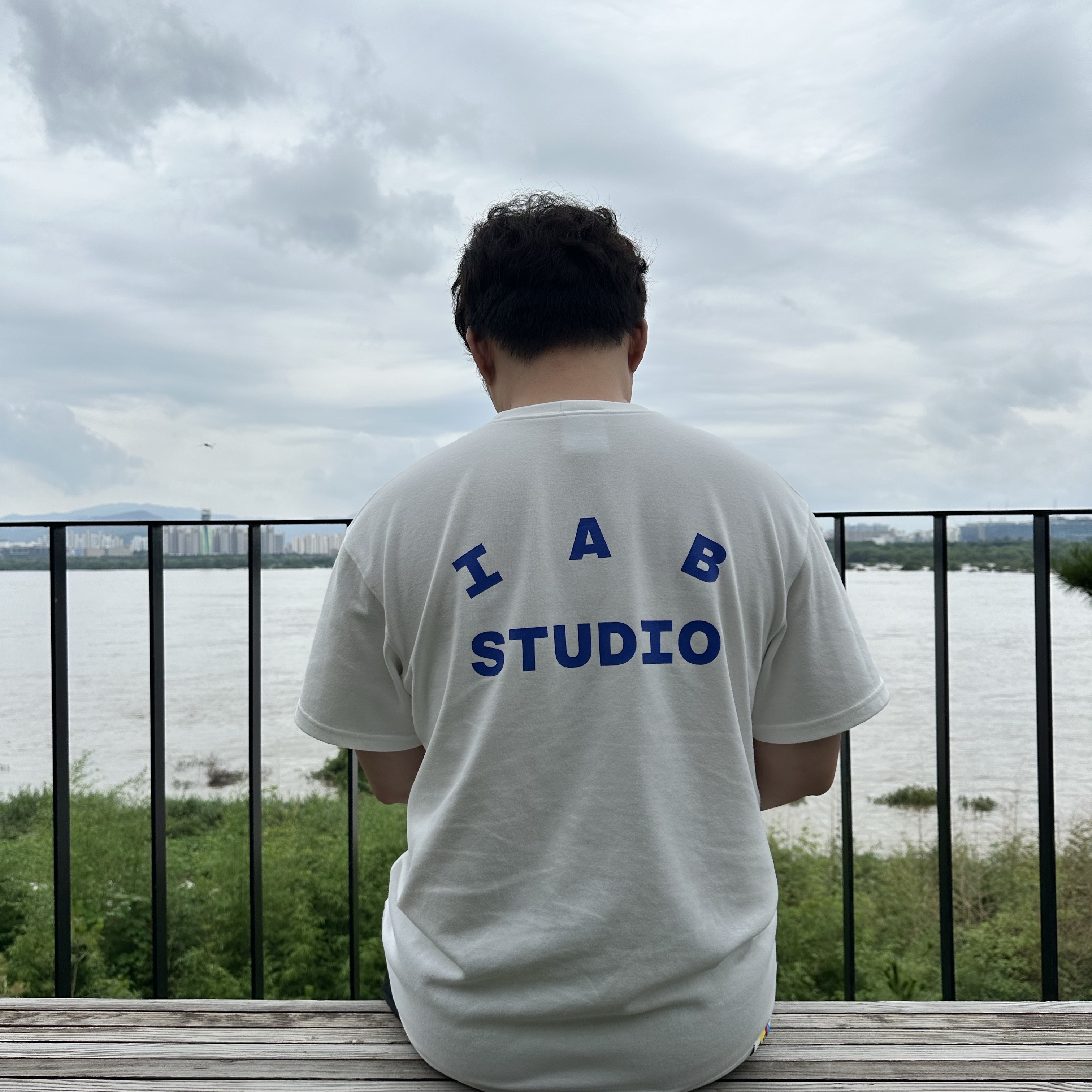 IAB Studio 10th Anniversary T-Shirt White 착용 스타일