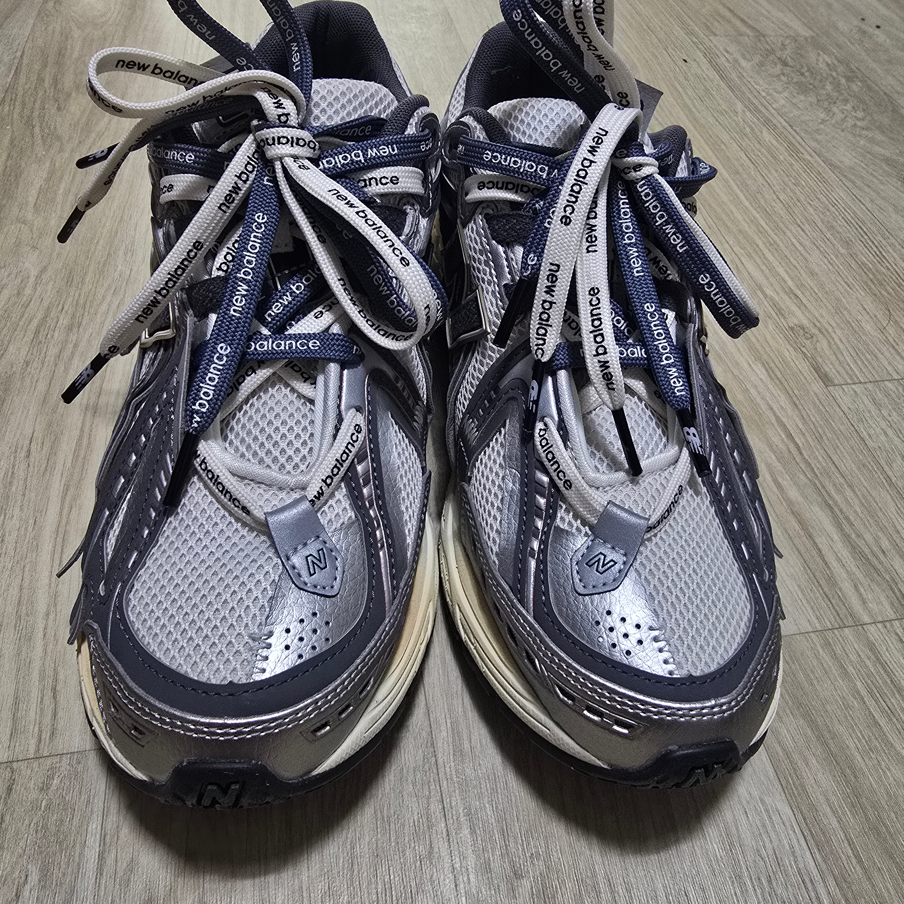 New Balance 1906A Silver Metallic Castlerock 착용 스타일 - 2