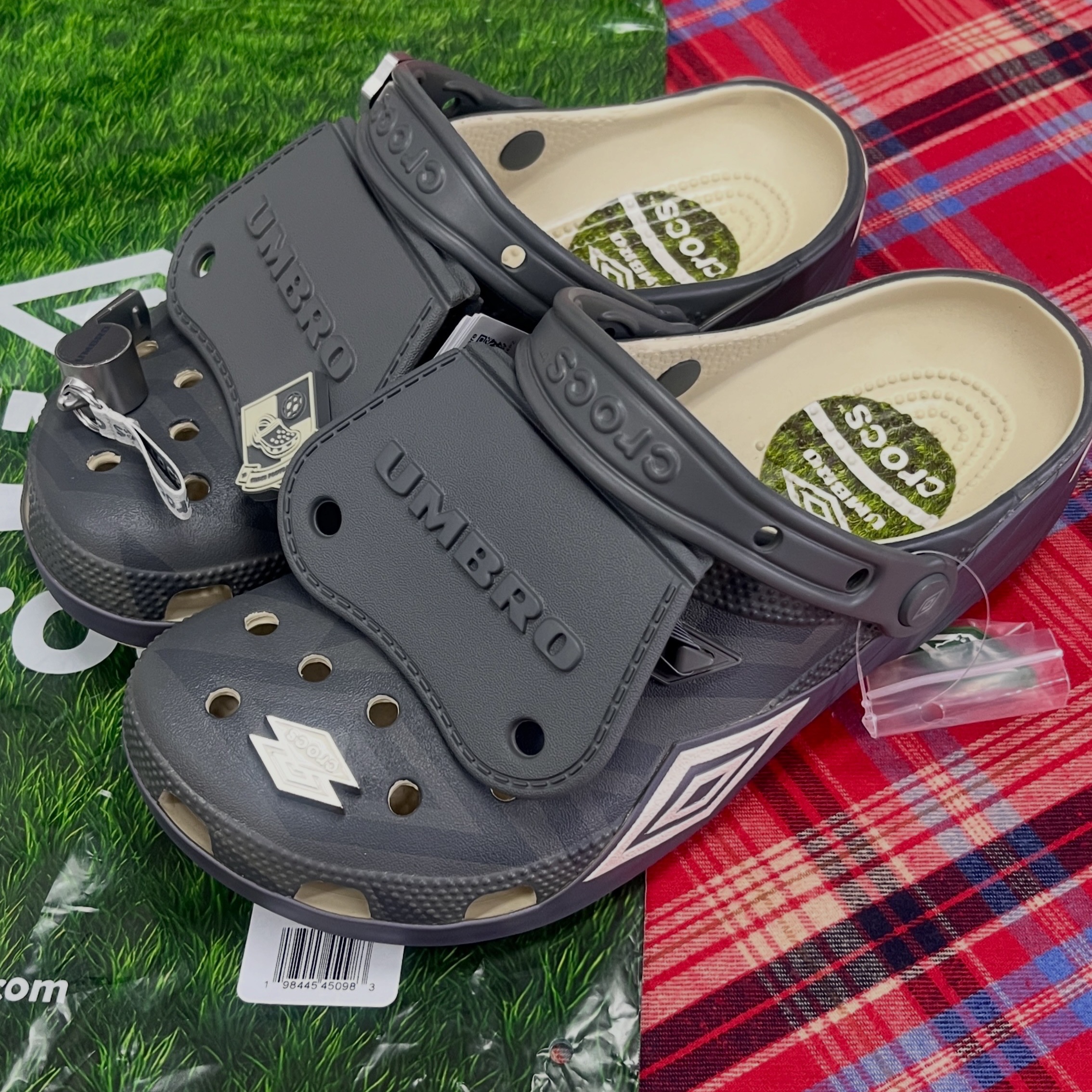 Crocs x Umbro Classic Clog Bone Slate Grey 착용 스타일 - 2