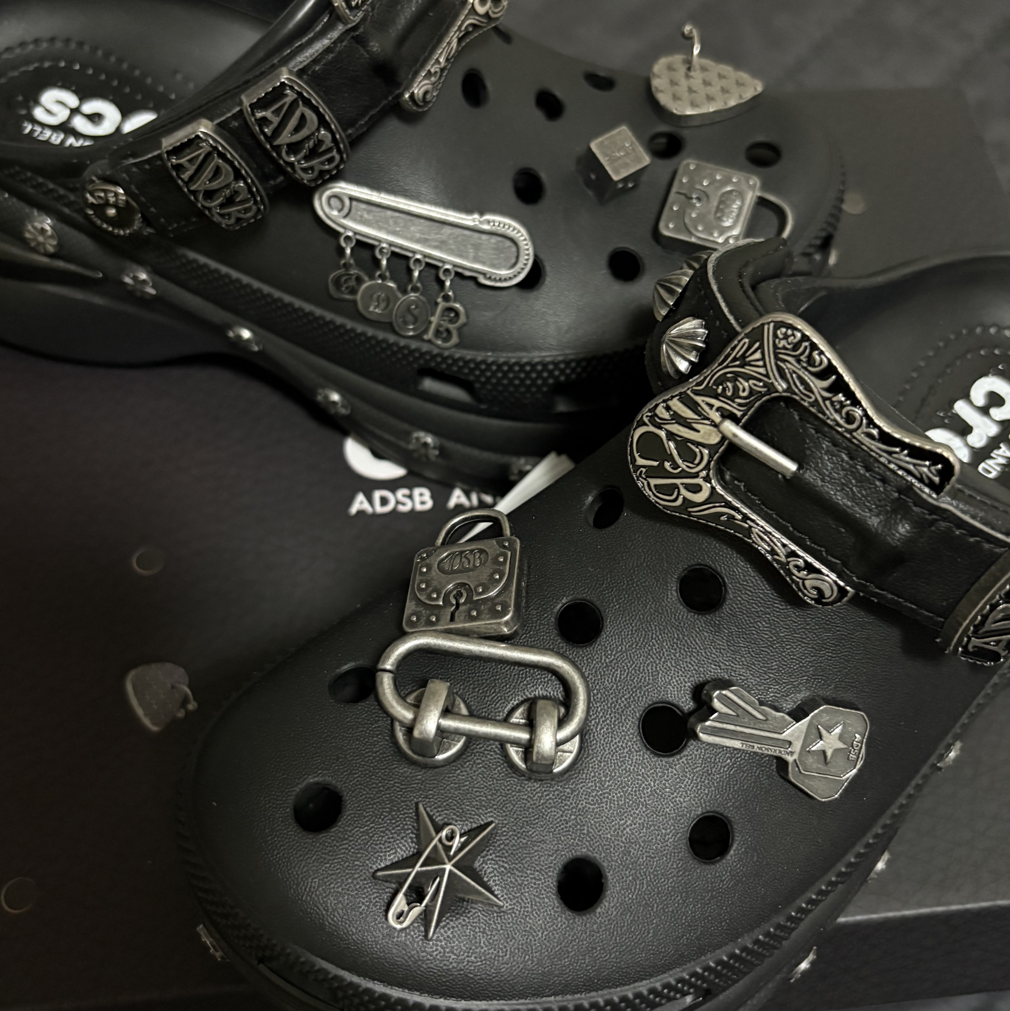 (W) Crocs x Andersson Bell Bae Clog Black 착용 스타일