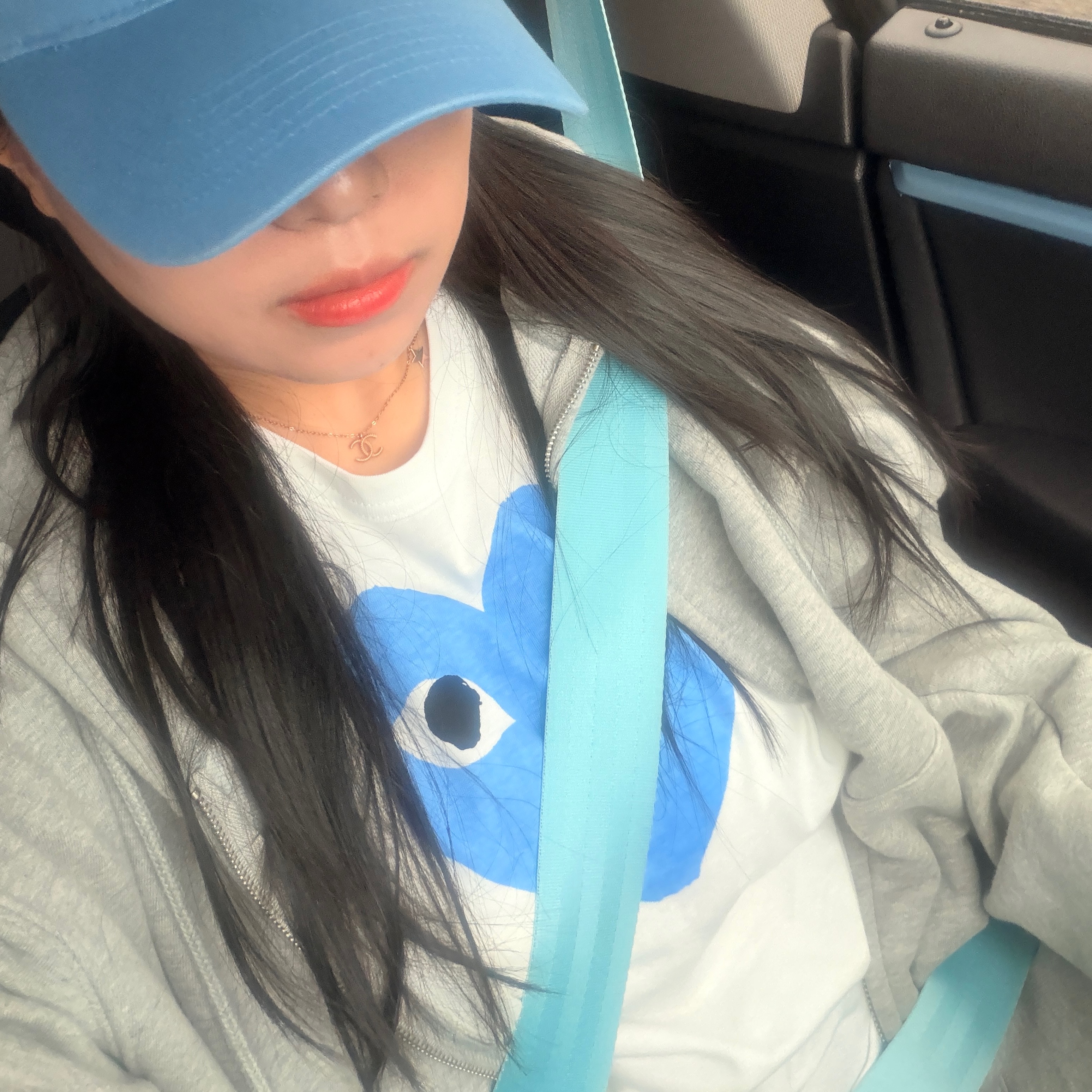 Play Comme des Garcons Red Heart Printed Blue Heart T-Shirt White 착용 스타일 - 2