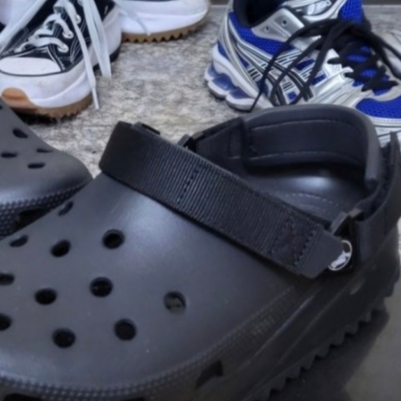 Crocs Classic Hiker Clog Black 착용 스타일