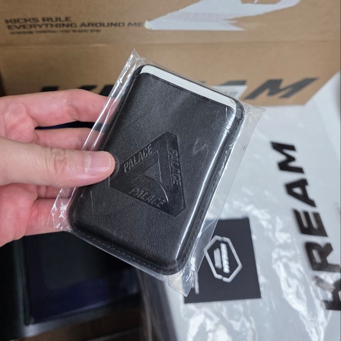 Palace Magsafe Wallet Black - 25SS 착용 스타일