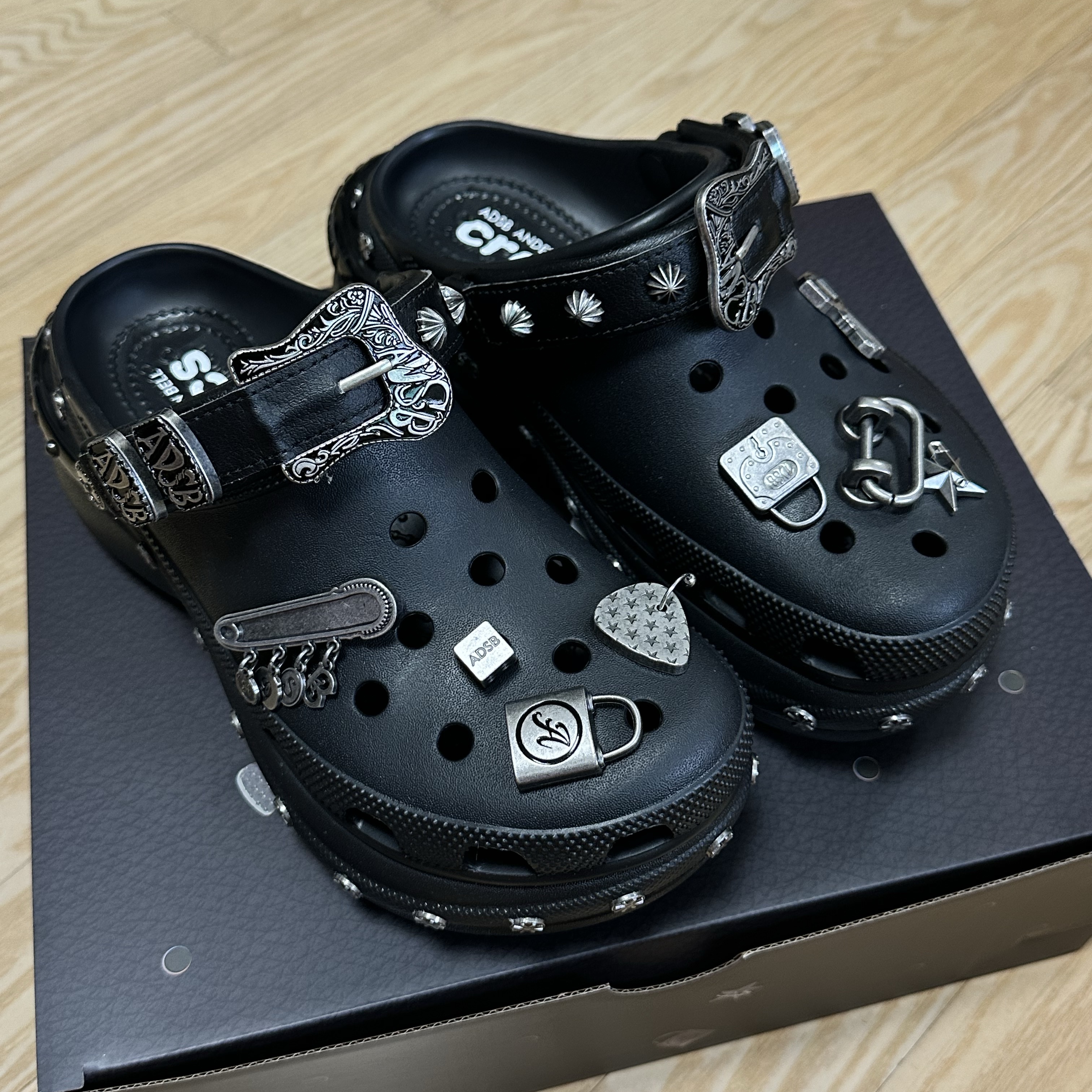 (W) Crocs x Andersson Bell Bae Clog Black 착용 스타일 - 3