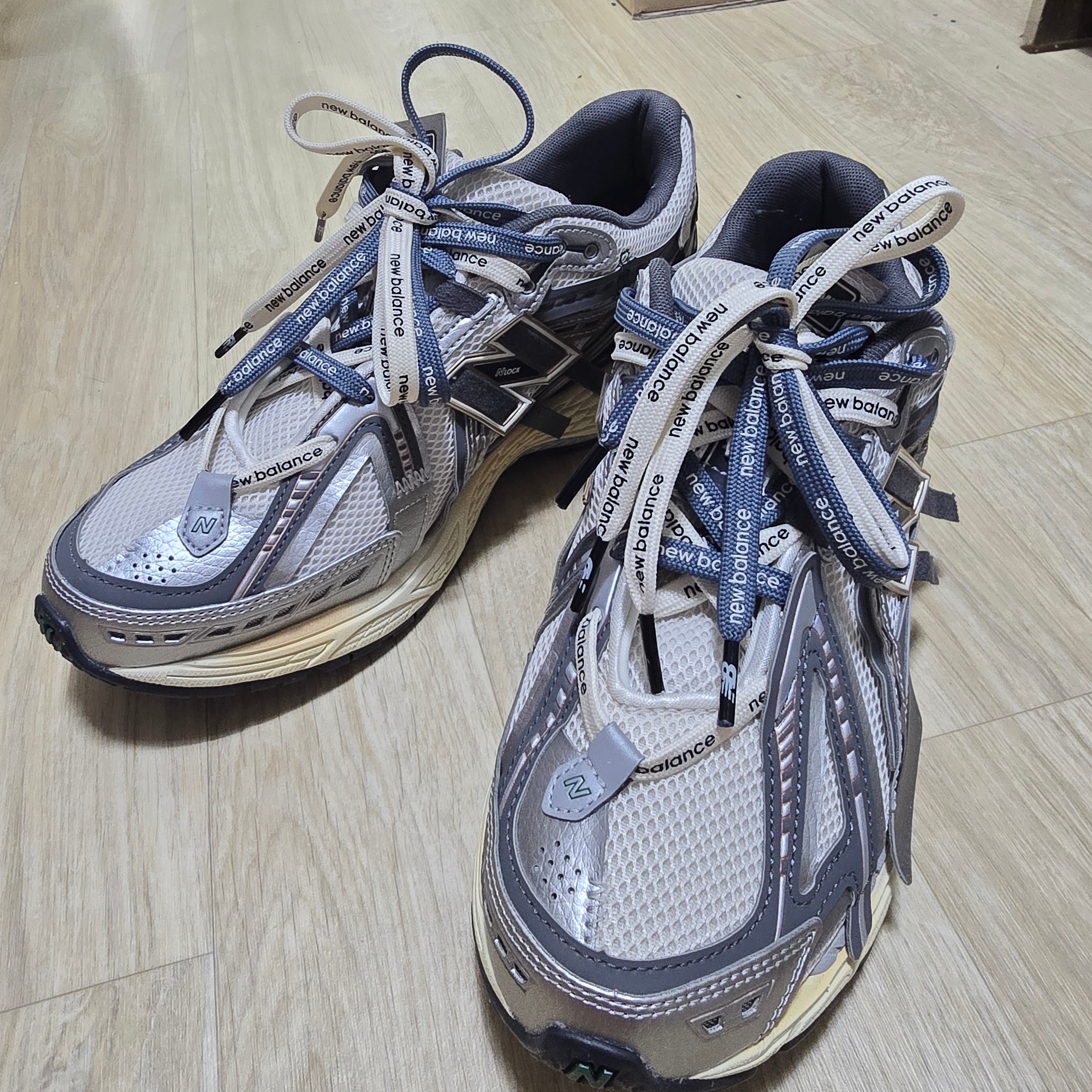 New Balance 1906A Silver Metallic Castlerock 착용 스타일 - 4