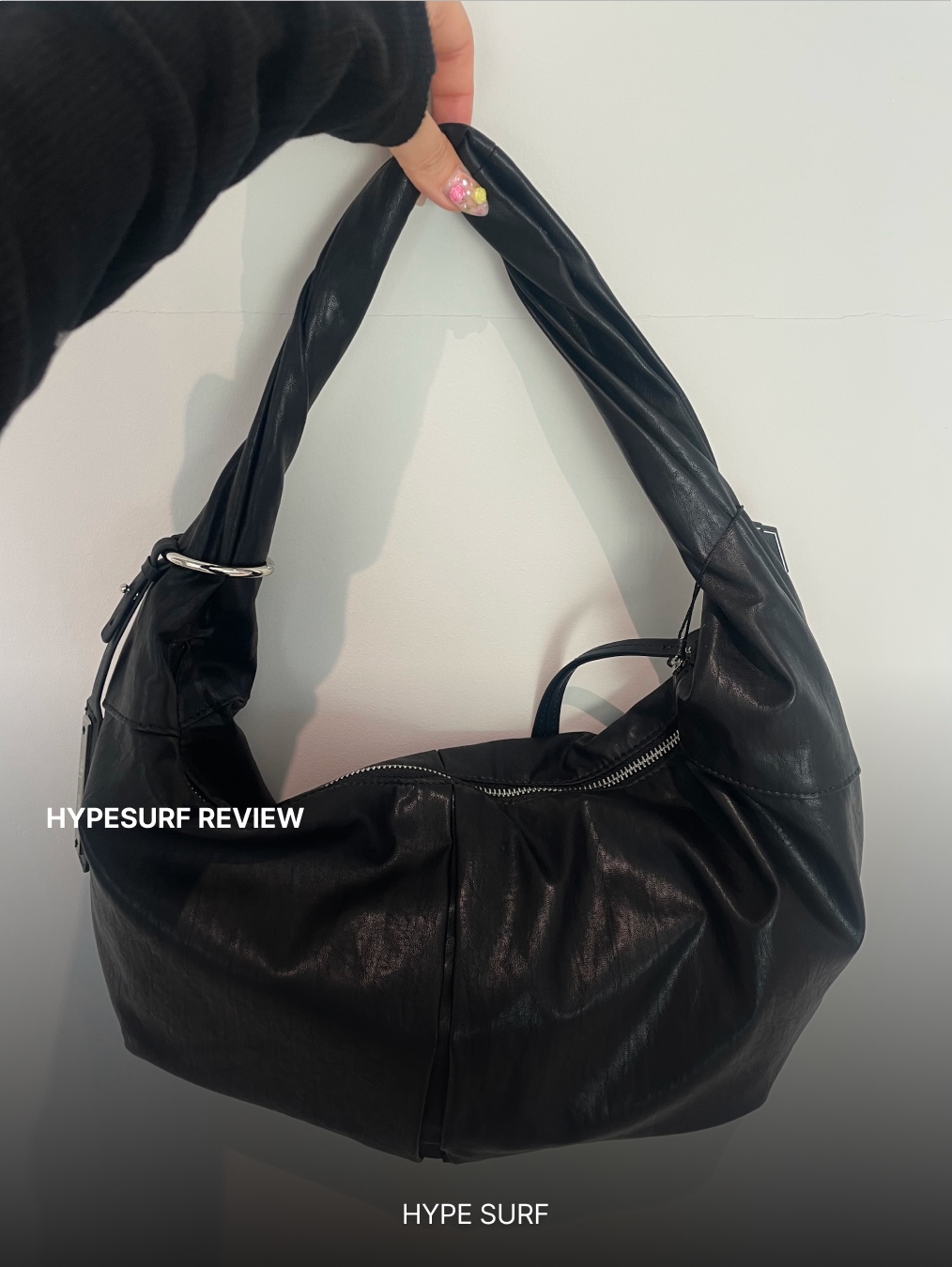 Matin Kim Twist Handle Small Hobo Bag In Black 착용 스타일 - 3