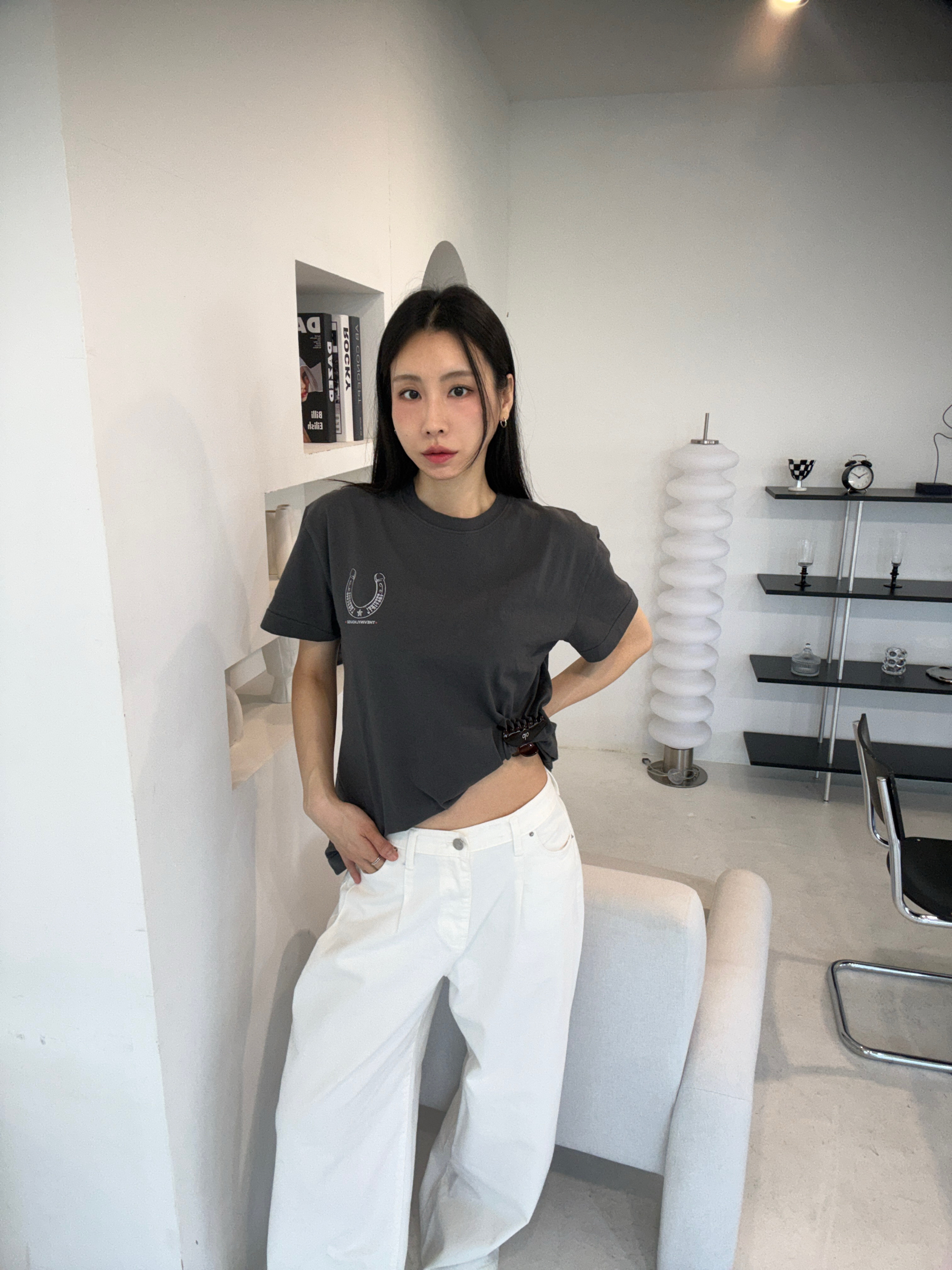 [KREAM 단독] Thevinylhouse Lucky House Tee Charcoal 착용 스타일 - 1
