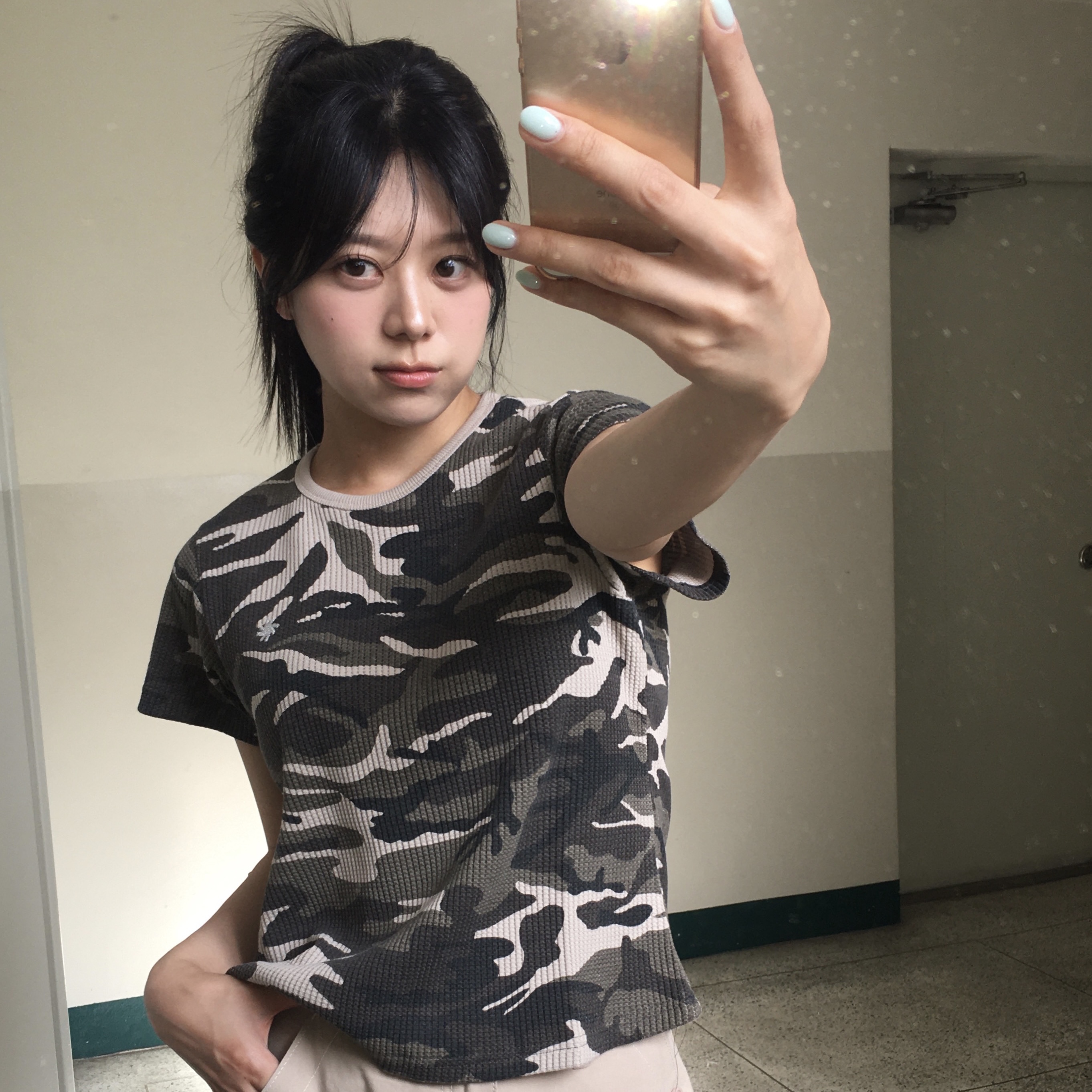 SLOW RECORD HOUSE Logo Waffle Crop T-Shirt Camo (Beige) 착용 스타일 - 2