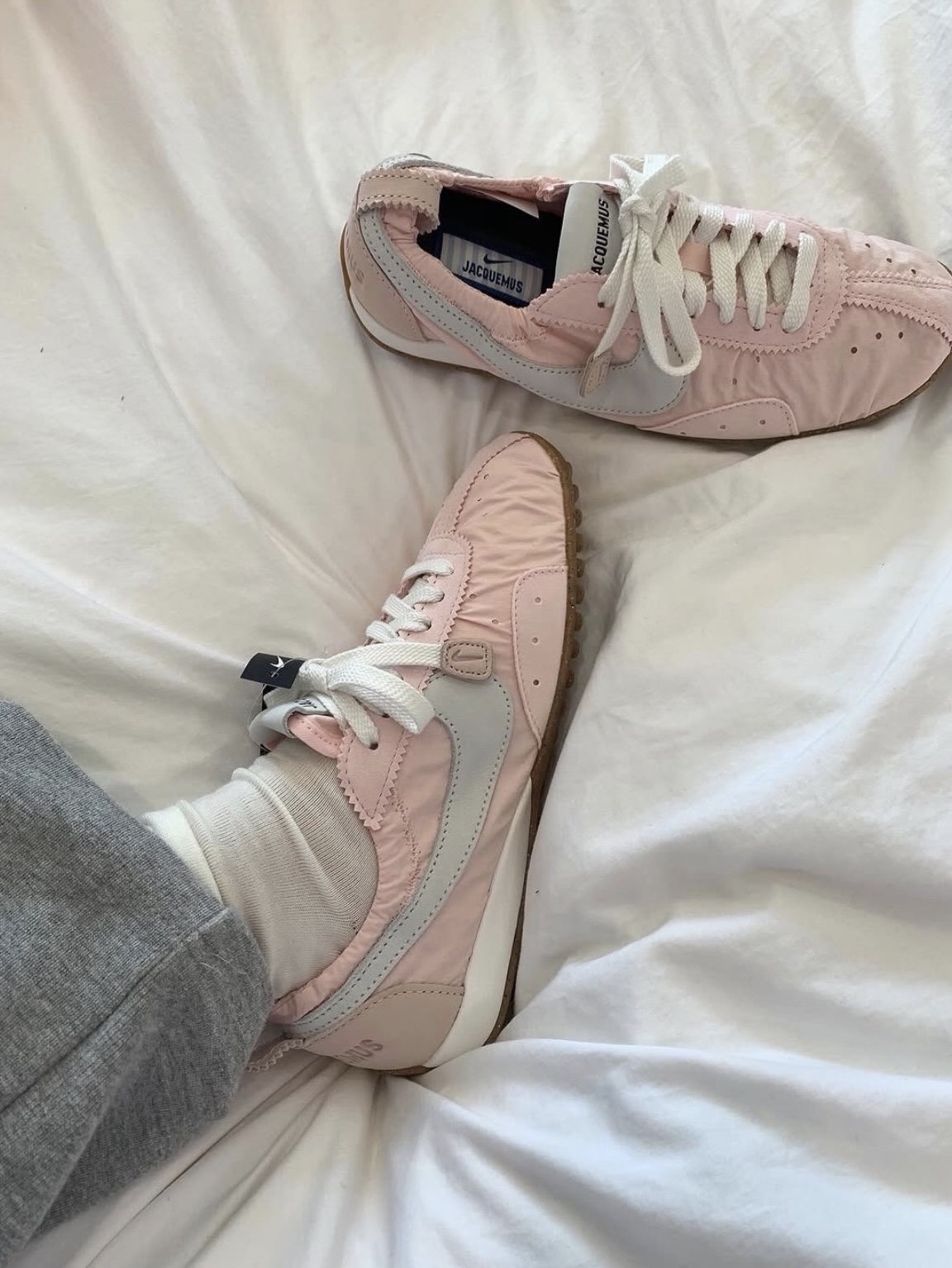 Nike x Jacquemus Moon Shoe SP Soft Pearl Sail, Nike x Jacquemus Moon Shoe SP Off Noir Cashmere 착용 스타일 - 5