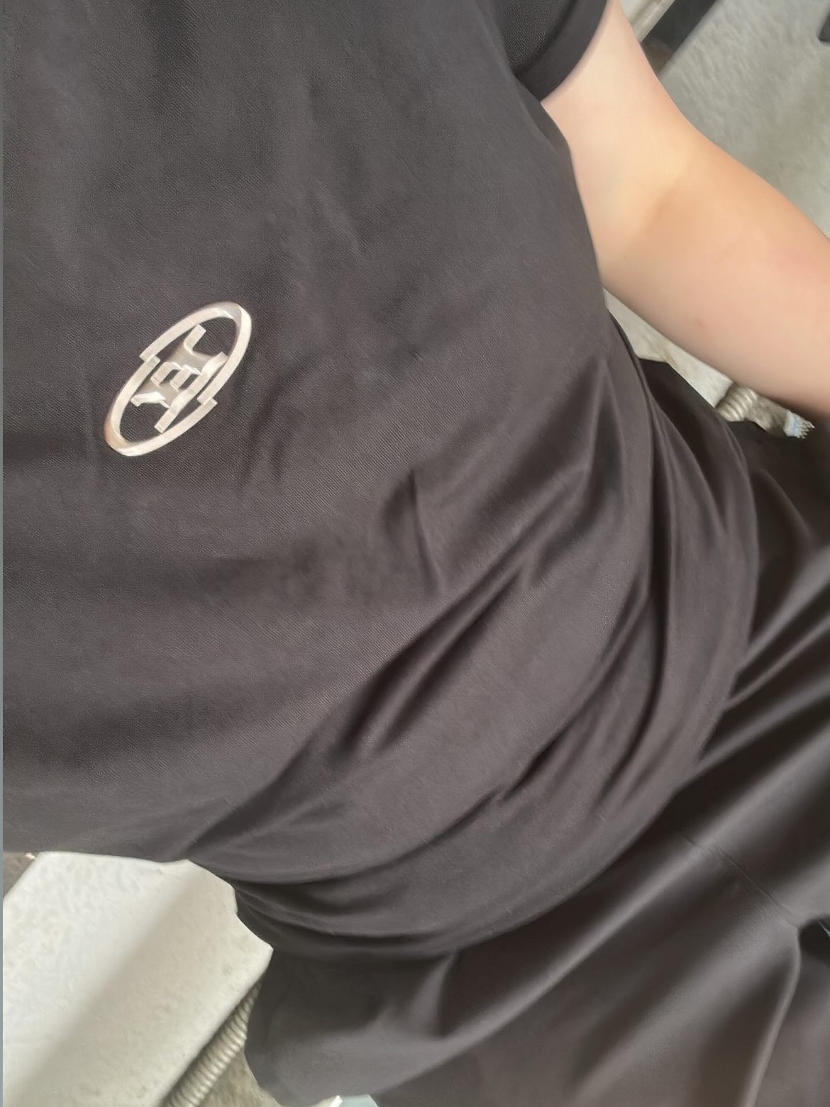 BORN TO WIN Silver B Logo Muscle Fit T-Shirts Black 착용 스타일