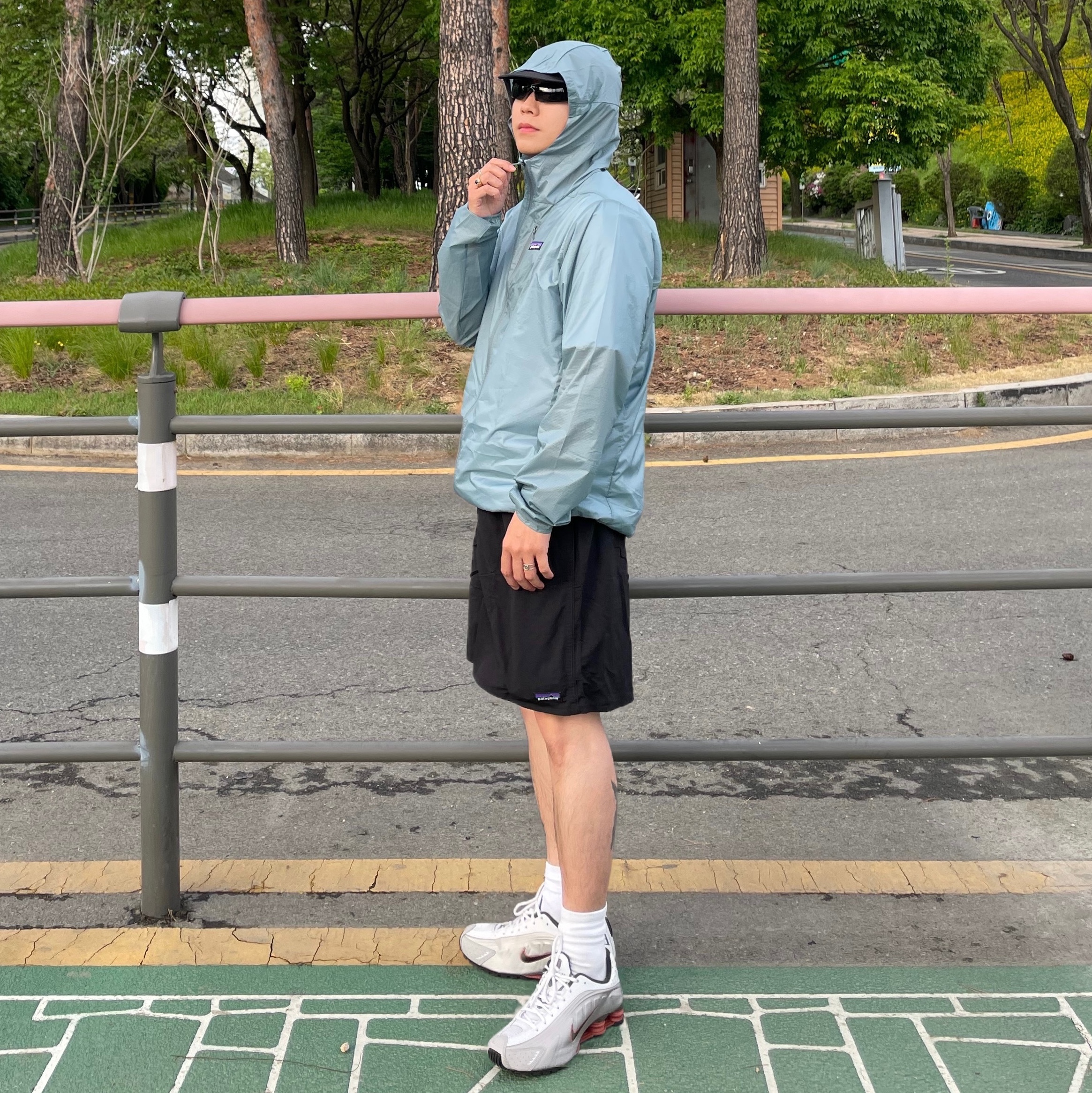 Patagonia Houdini Jacket Blue Sage 착용 스타일 - 1