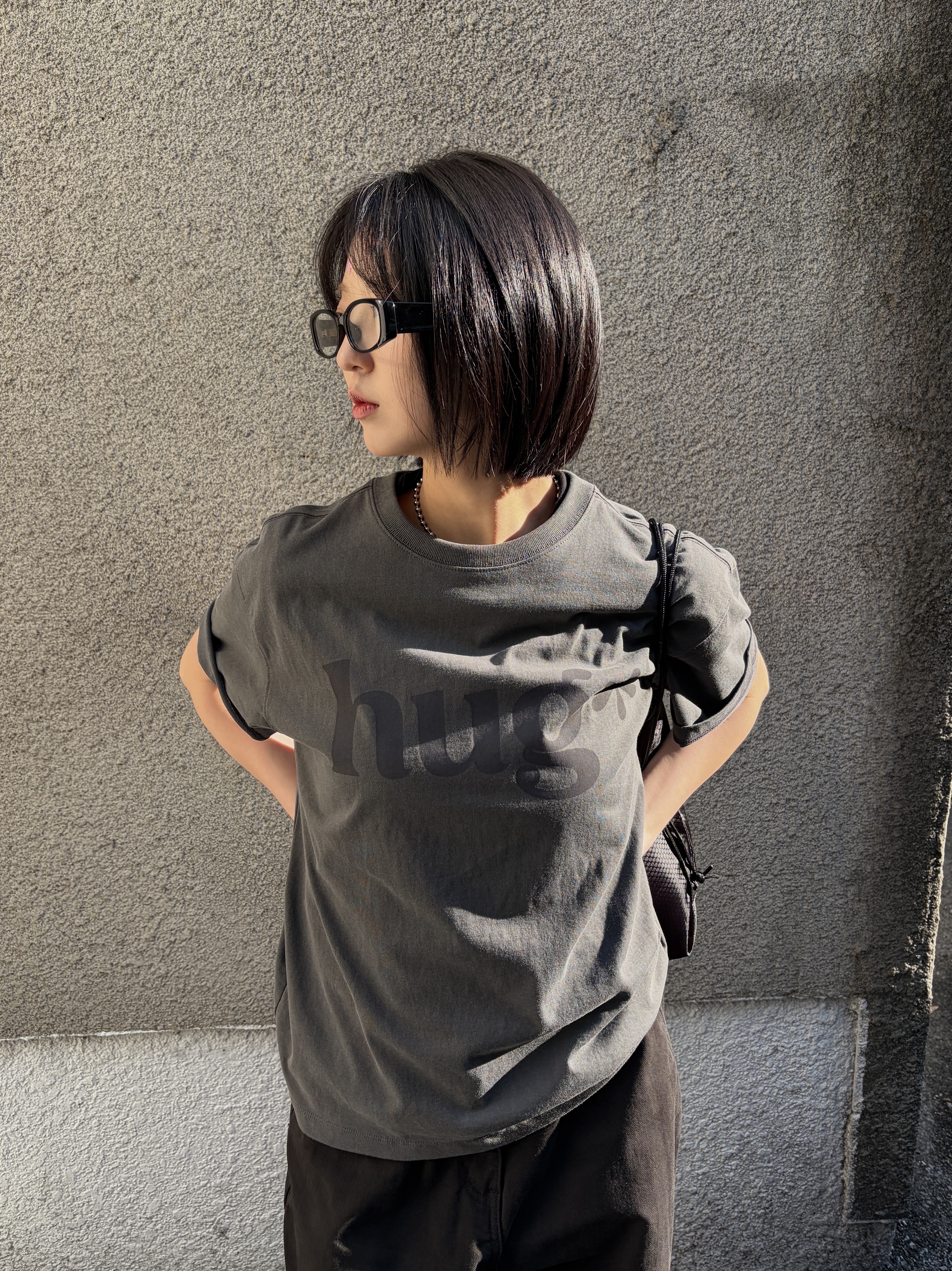 Riomeu Hug Rio Short Sleeve T-shirt Charcoal 착용 스타일 - 2