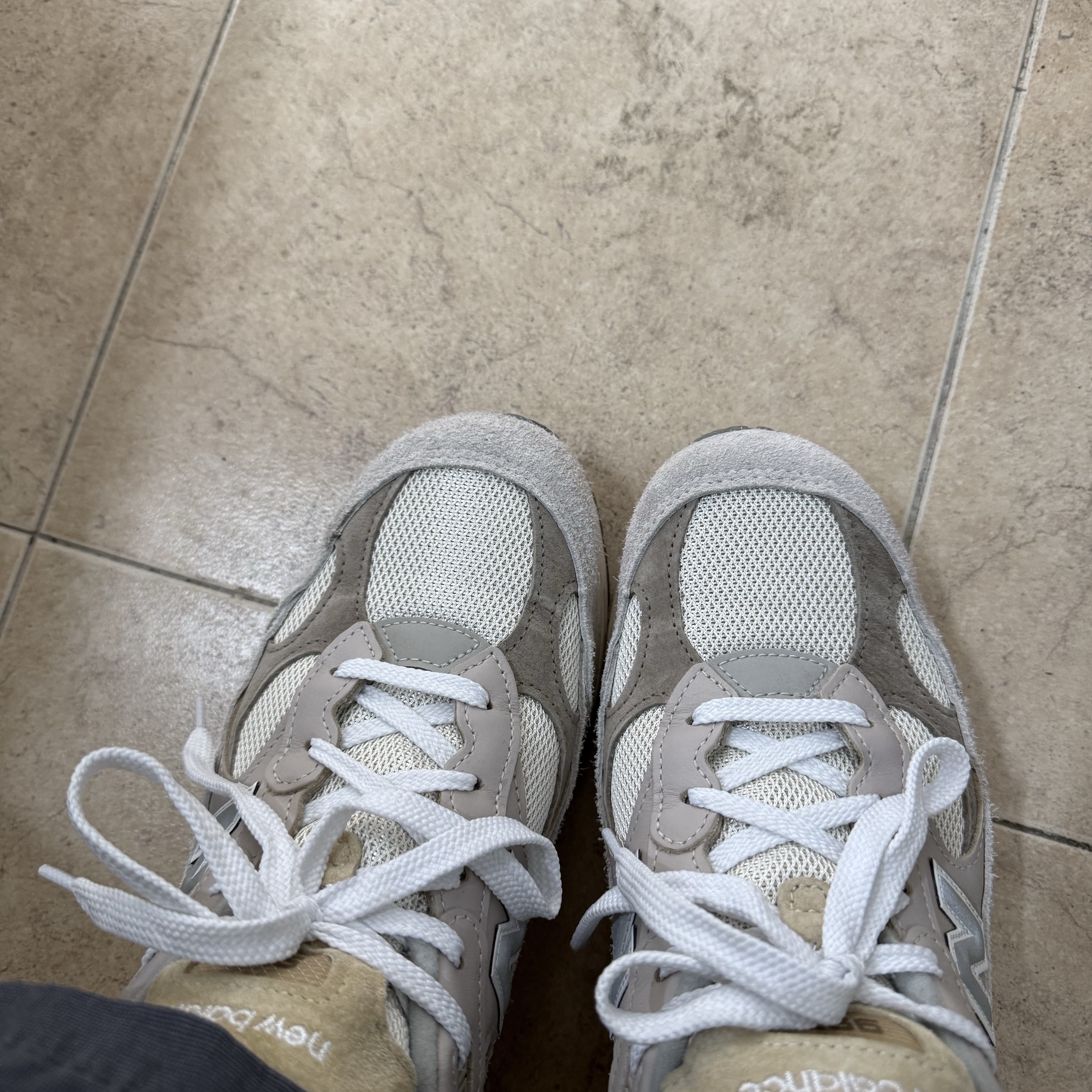New Balance 992 Made in USA Moonrock Mushroom 착용 스타일 - 2