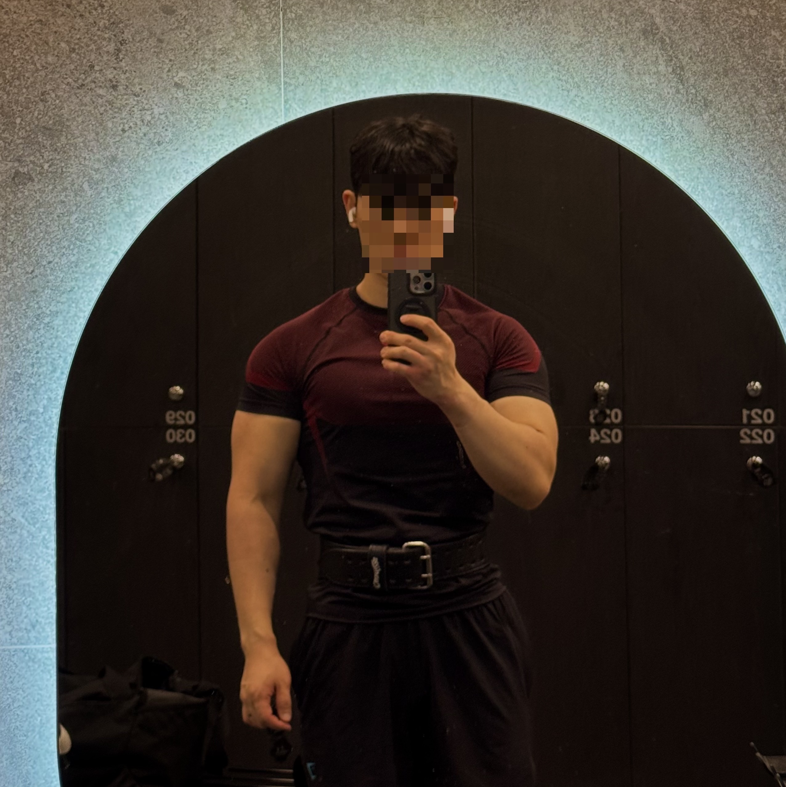 Gymshark Onyx 5.0 Seamless T-Shirt Black Carmine Red 착용 스타일