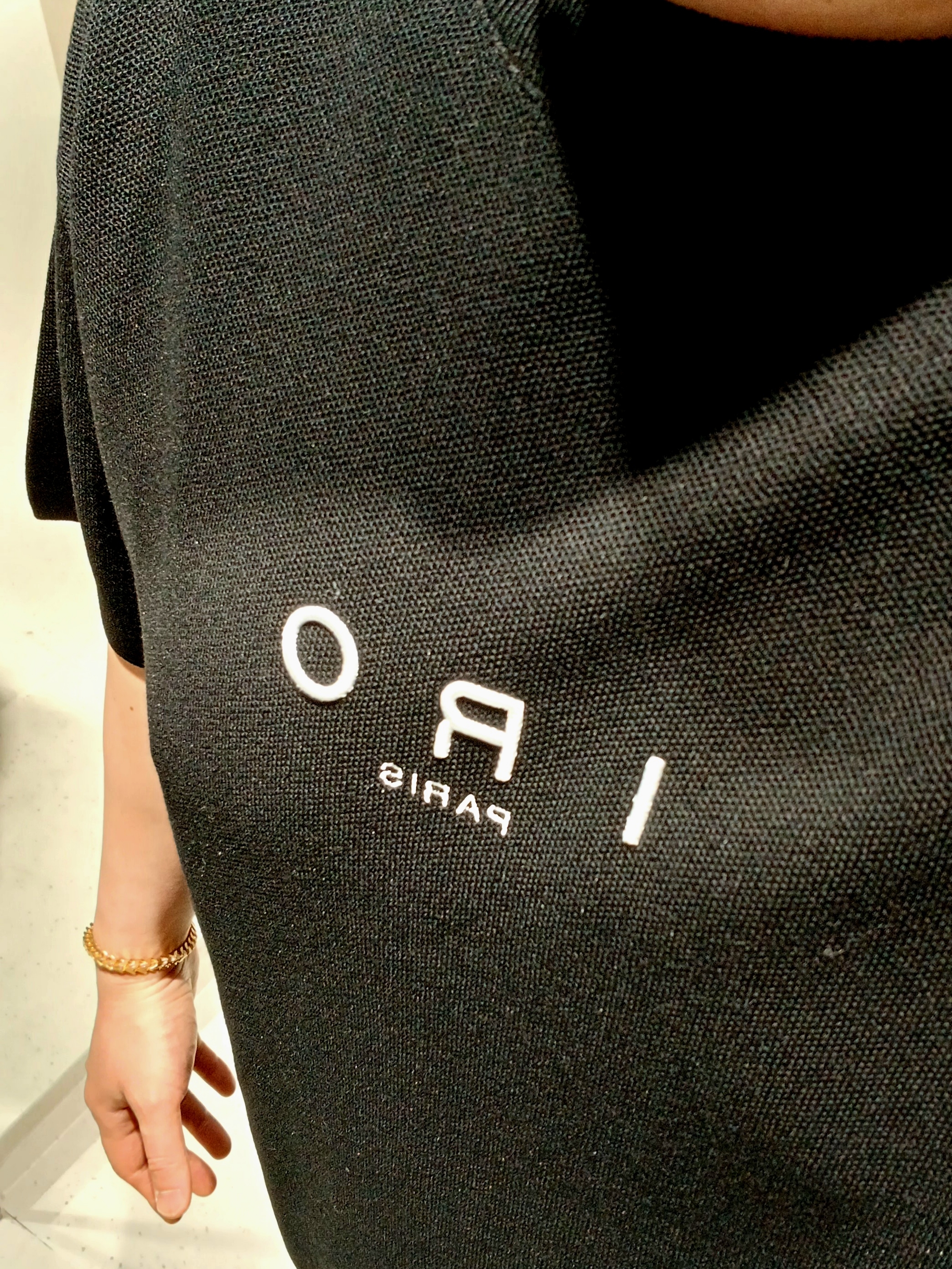 IRO Nebula Basic Logo Short-Sleeve Round-Neck Knit Black, Iro Nebulas Twisted Yarn Knit Setup Shorts Black 착용 스타일 - 3