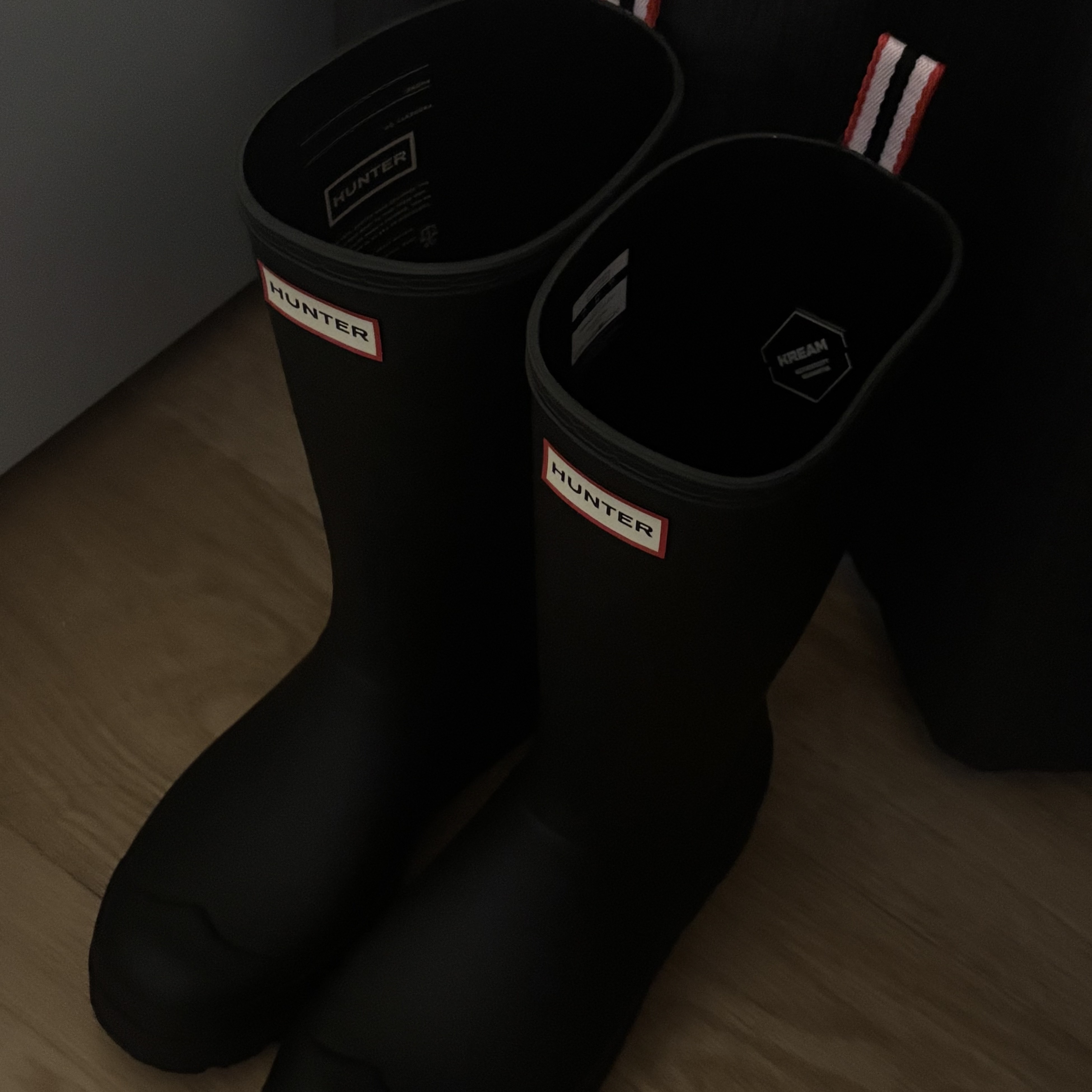 (W) Hunter Play Tall Wellington Rain Boots Black 착용 스타일 - 2