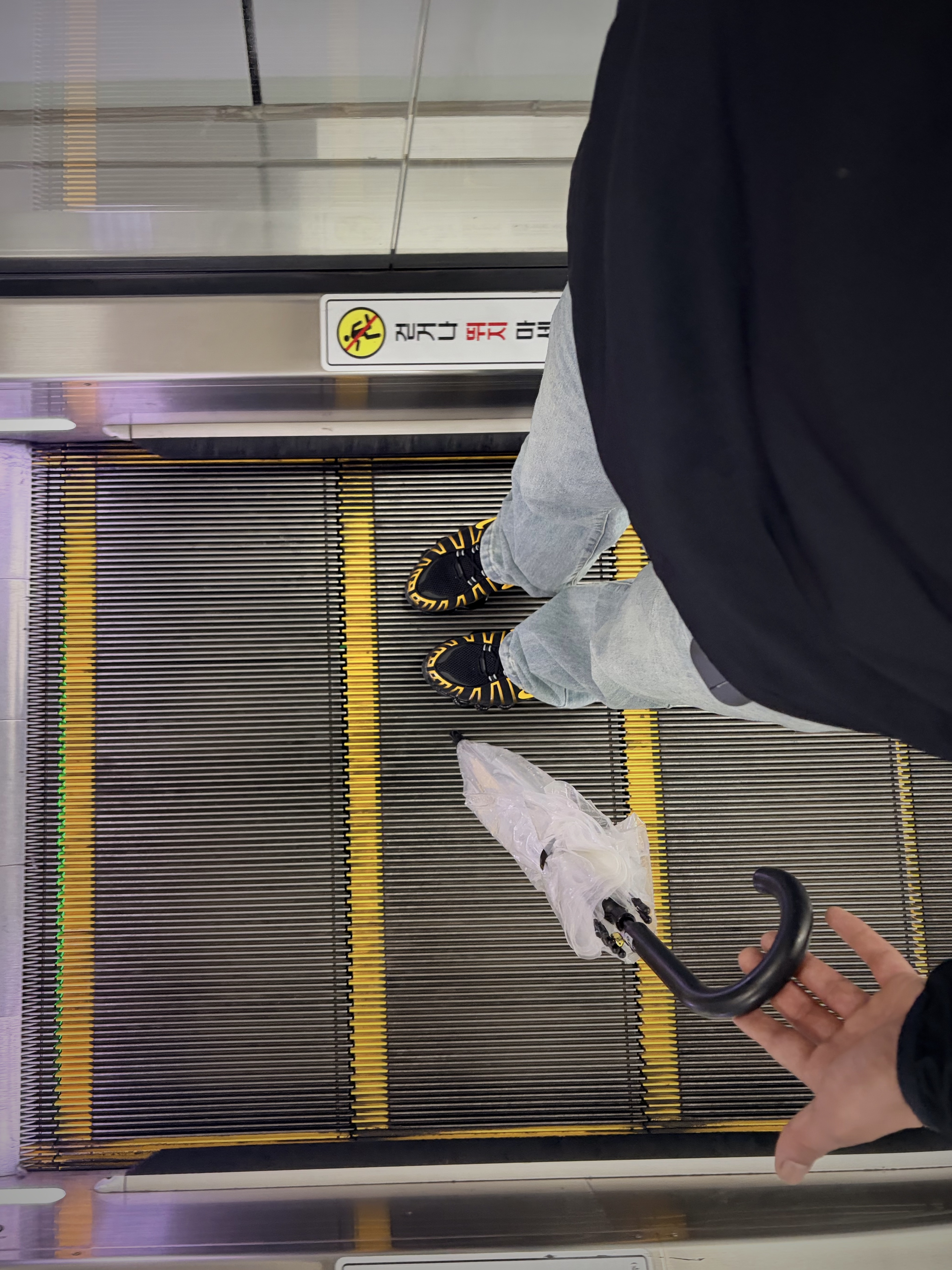 Nike Shox TL Black University Gold 착용 스타일