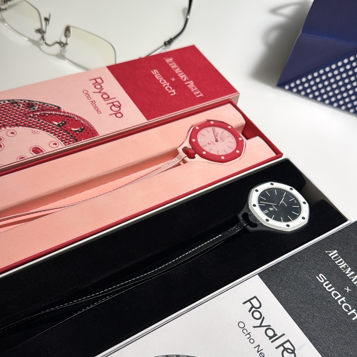 Swatch x Audemars Piguet Bioceramic Royal Pop Ocho Negro, Swatch x Audemars Piguet Bioceramic Royal Pop Otto Rosso 착용 스타일