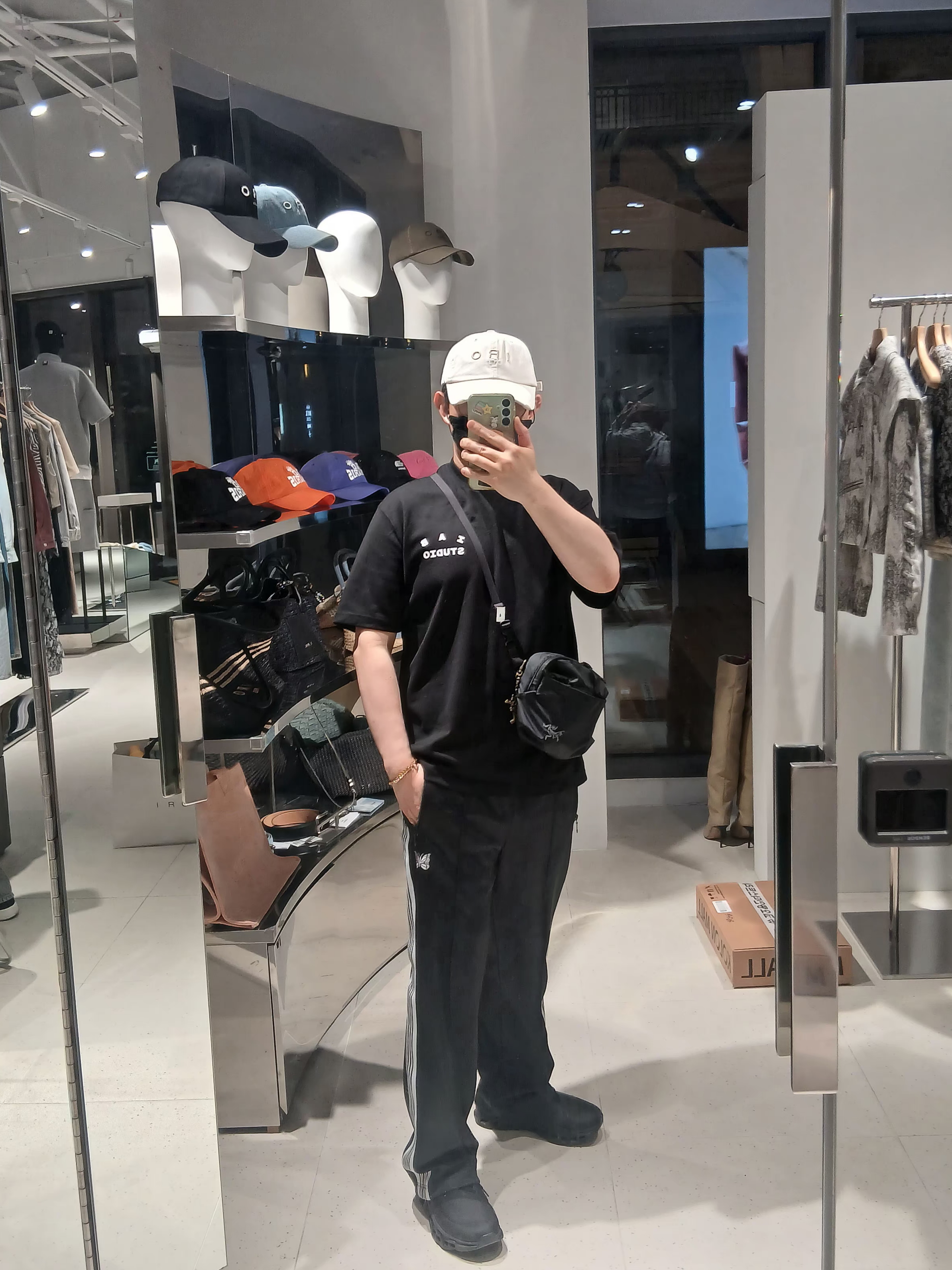 IAB Studio Basic T-Shirt Black White, IAB Studio T-Shirt Black White 착용 스타일 - 1