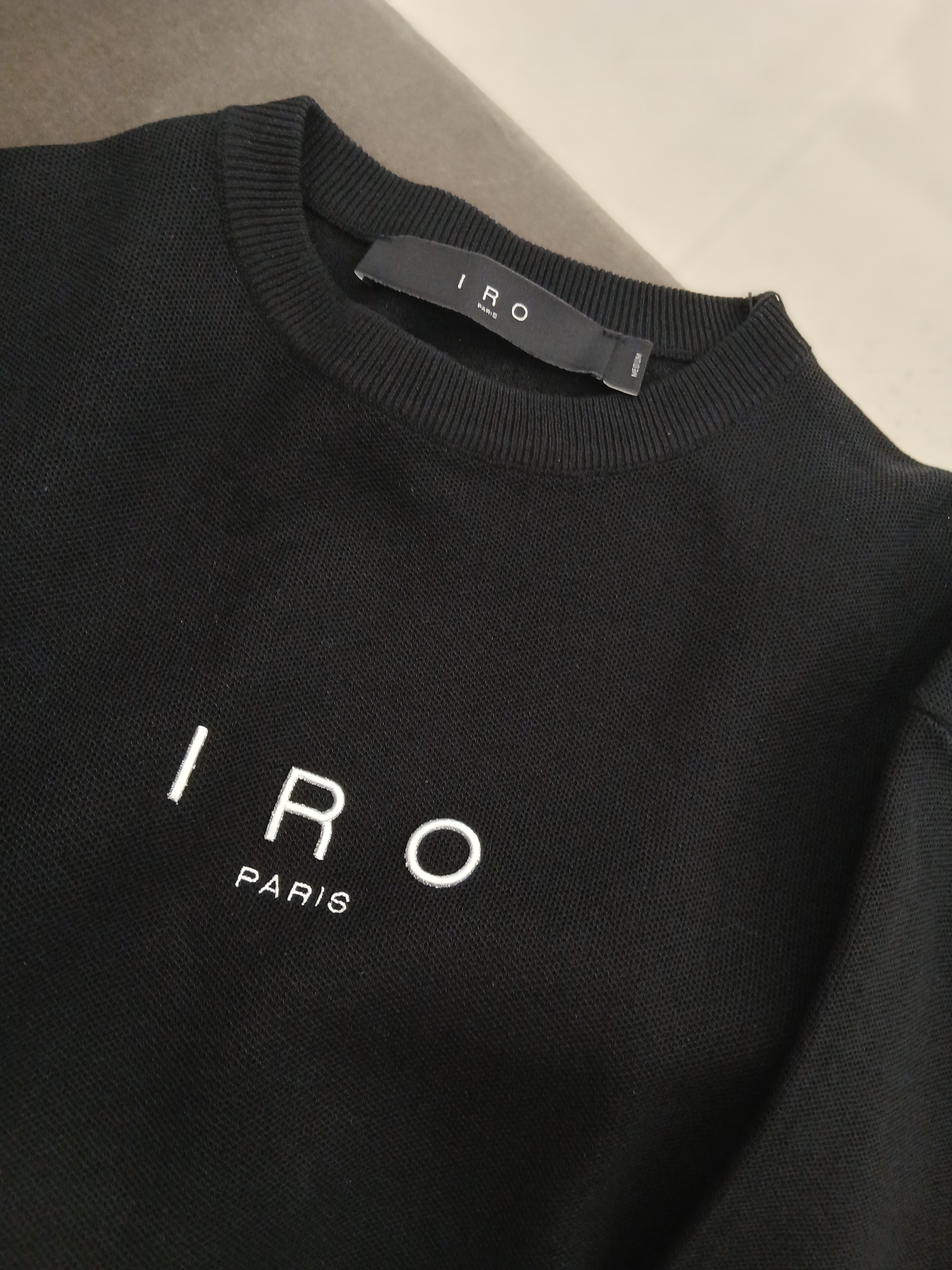 IRO Nebula Basic Logo Short-Sleeve Round-Neck Knit Black 착용 스타일 - 1