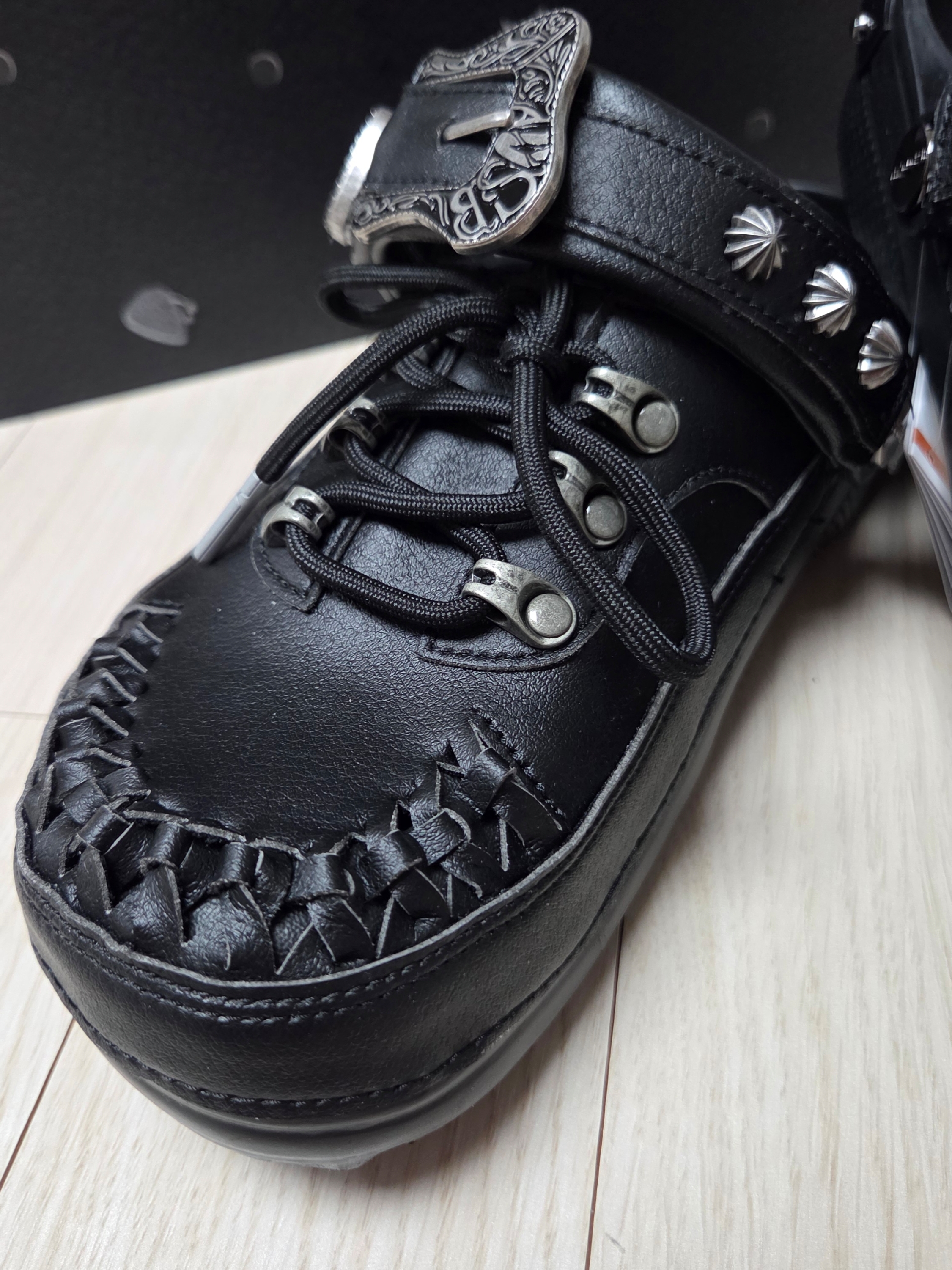 Crocs x Andersson Bell Classic Clog Black 착용 스타일 - 2