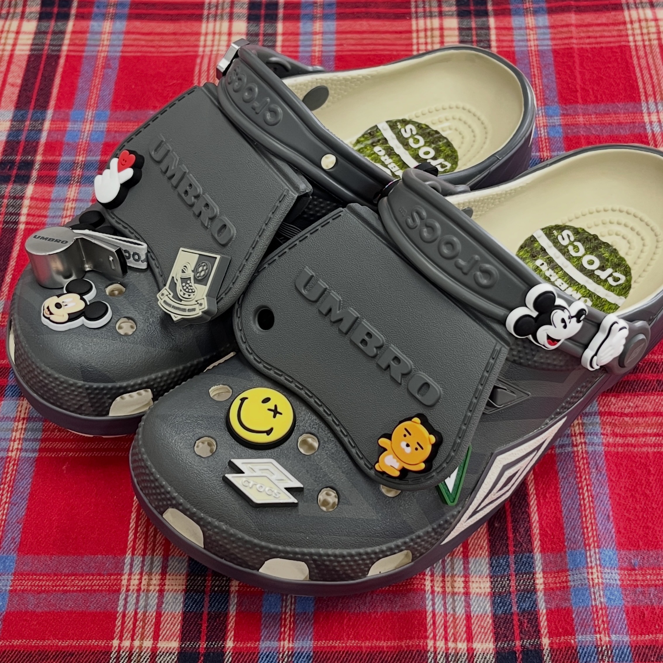 Crocs x Umbro Classic Clog Bone Slate Grey 착용 스타일 - 1