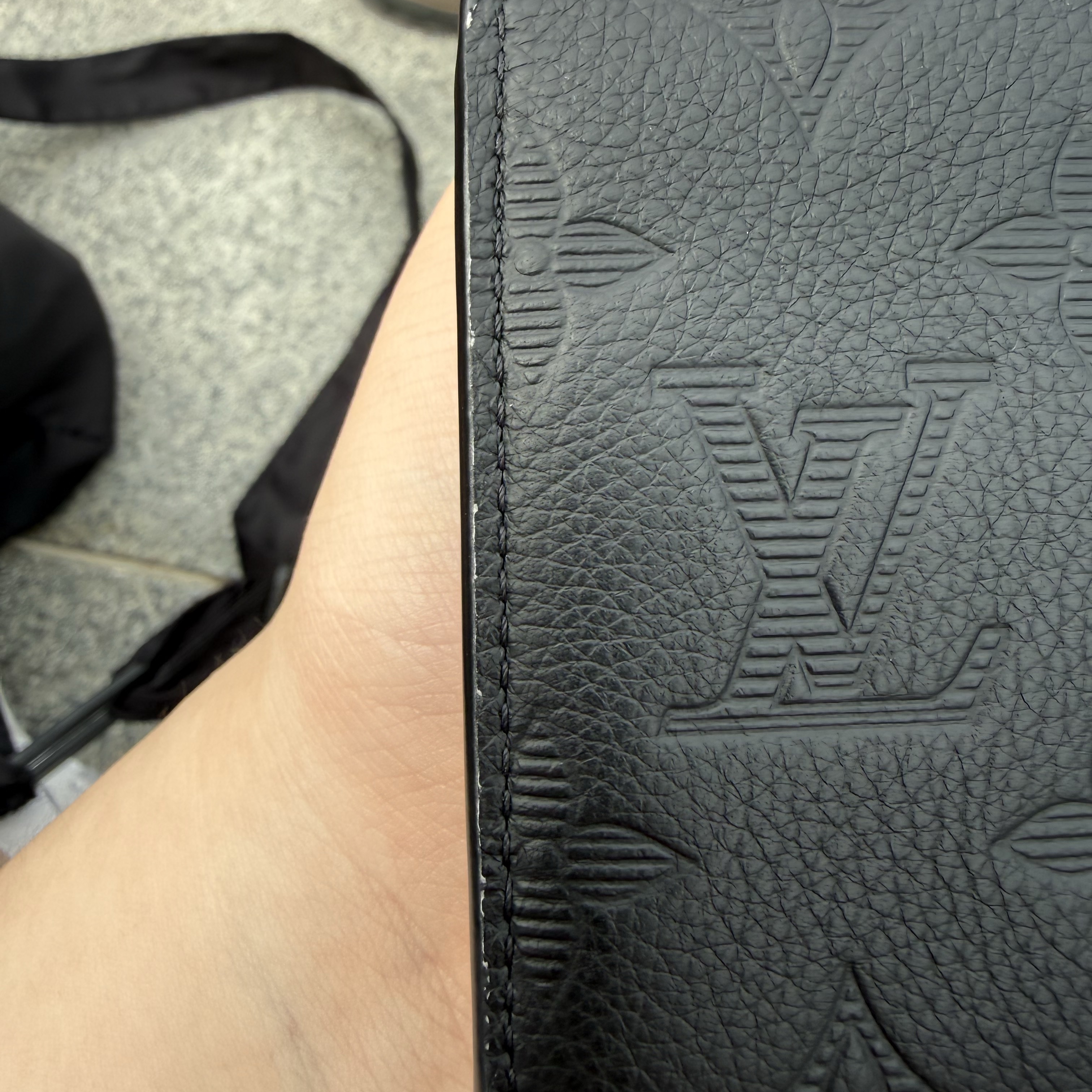 Louis Vuitton Multiple Wallet Monogram Shadow 착용 스타일