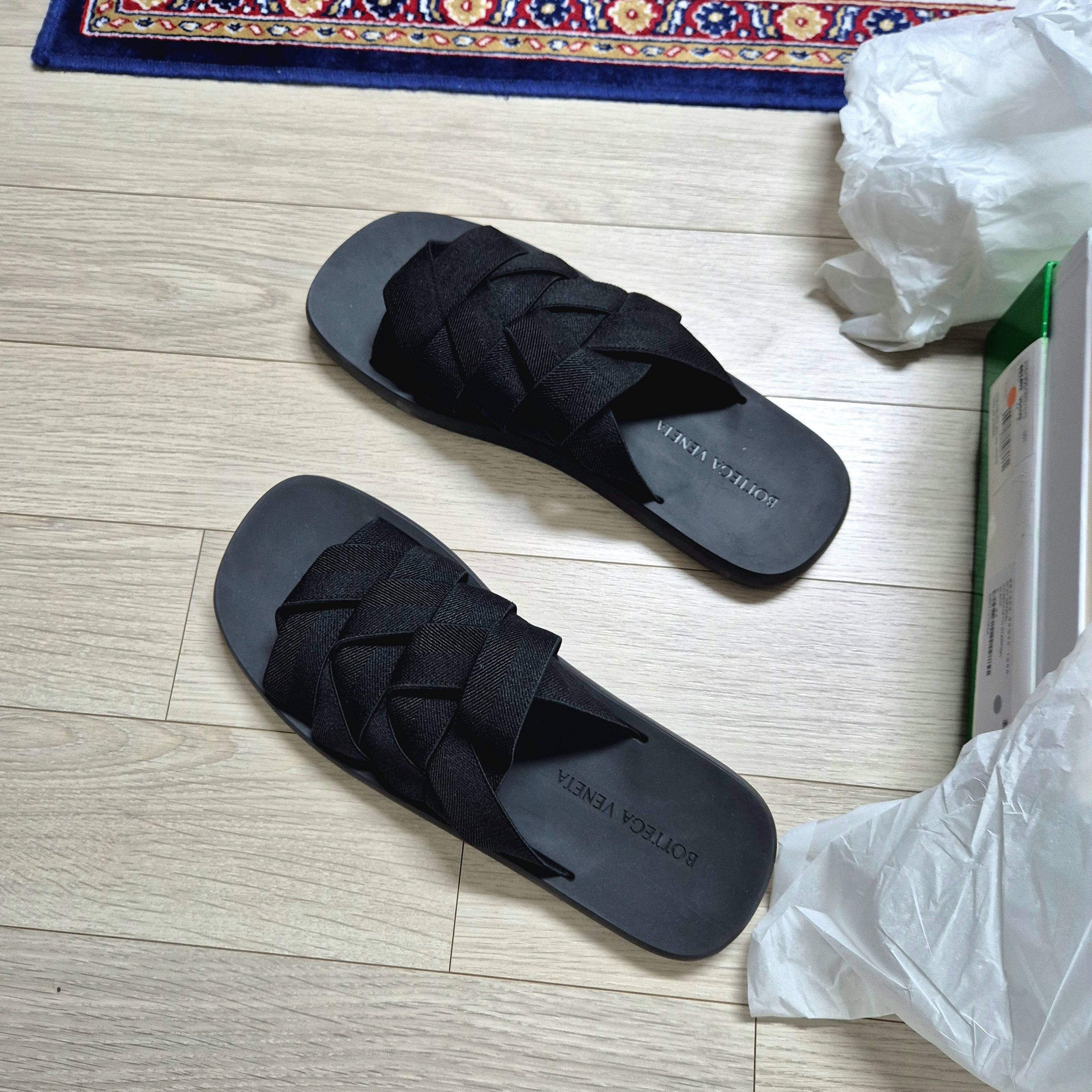 Bottega Veneta Plat Mule Black 착용 스타일 - 2