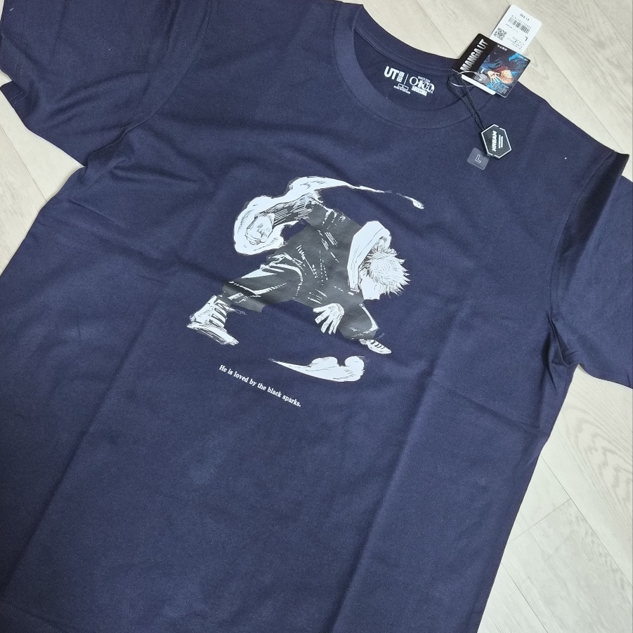 Uniqlo UT Shueisha 100th Anniversary Jujutsu Kaisen T-Shirt Navy 착용 스타일 - 1