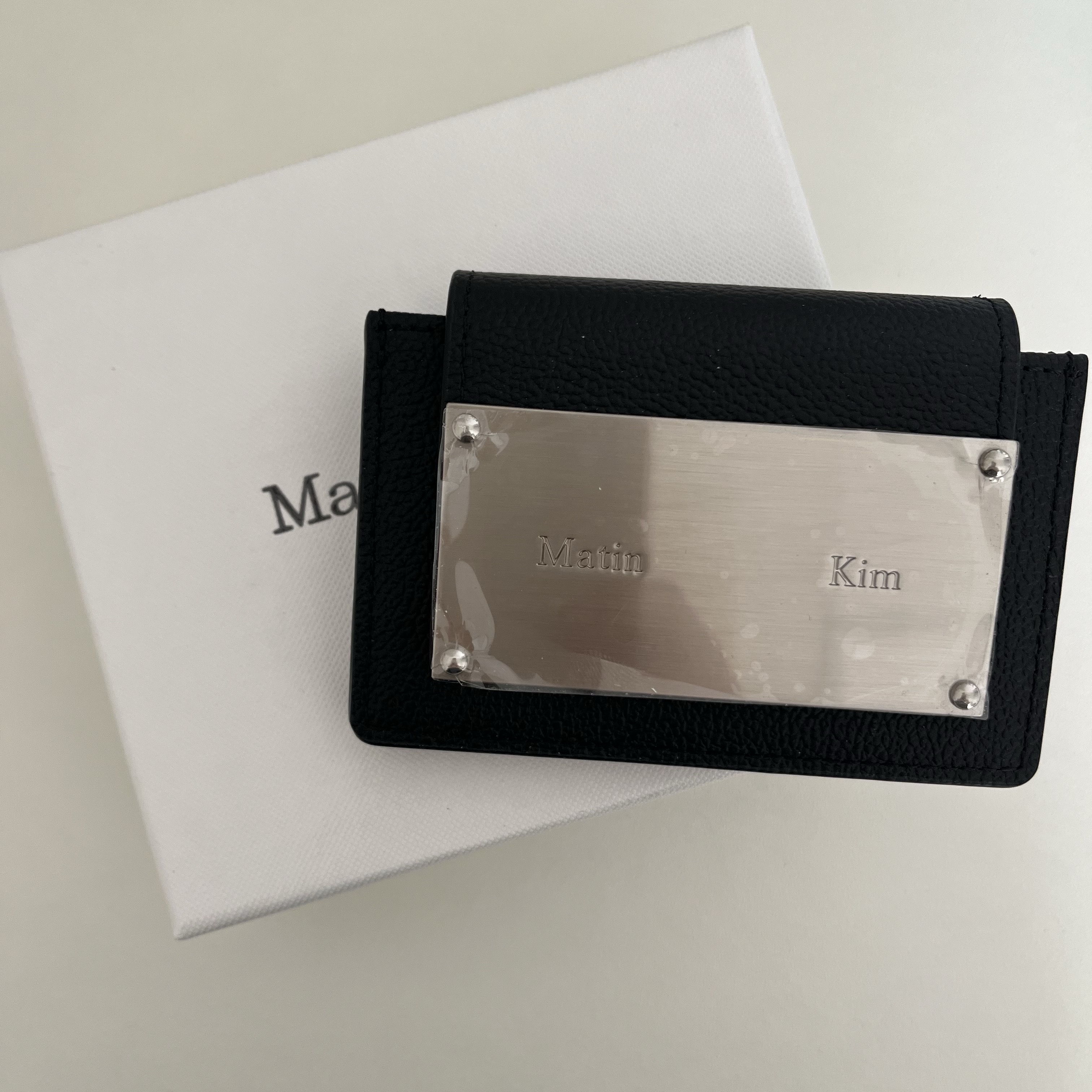 Matin Kim Accordion Wallet Black 착용 스타일