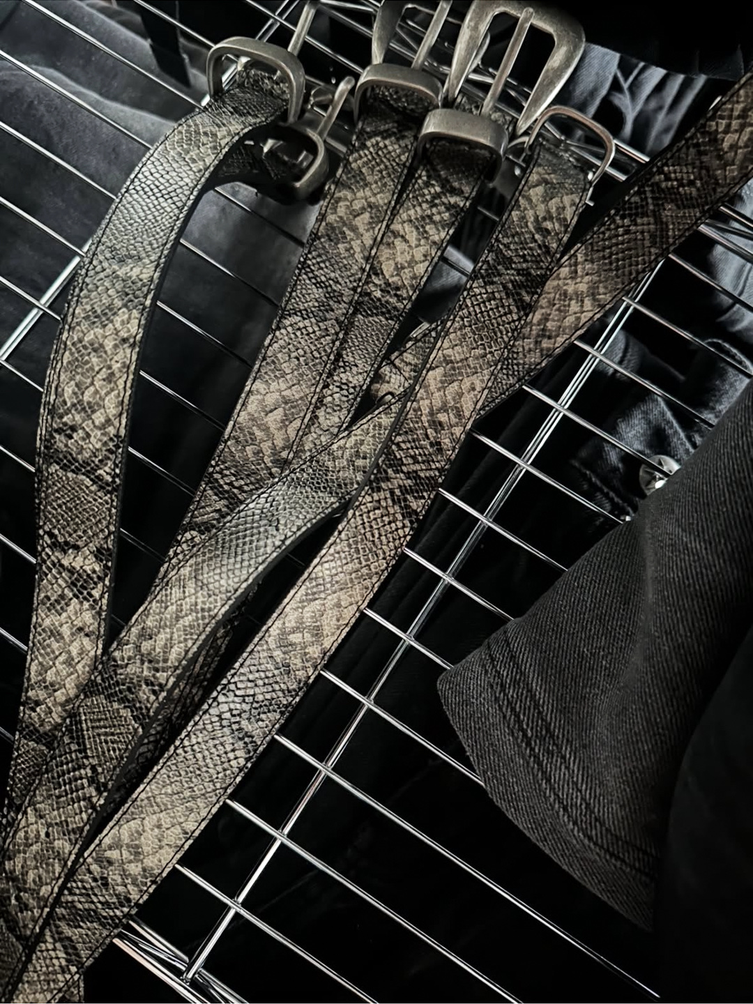 AX CONNECTION Light Snake Texture Belt Beige 착용 스타일