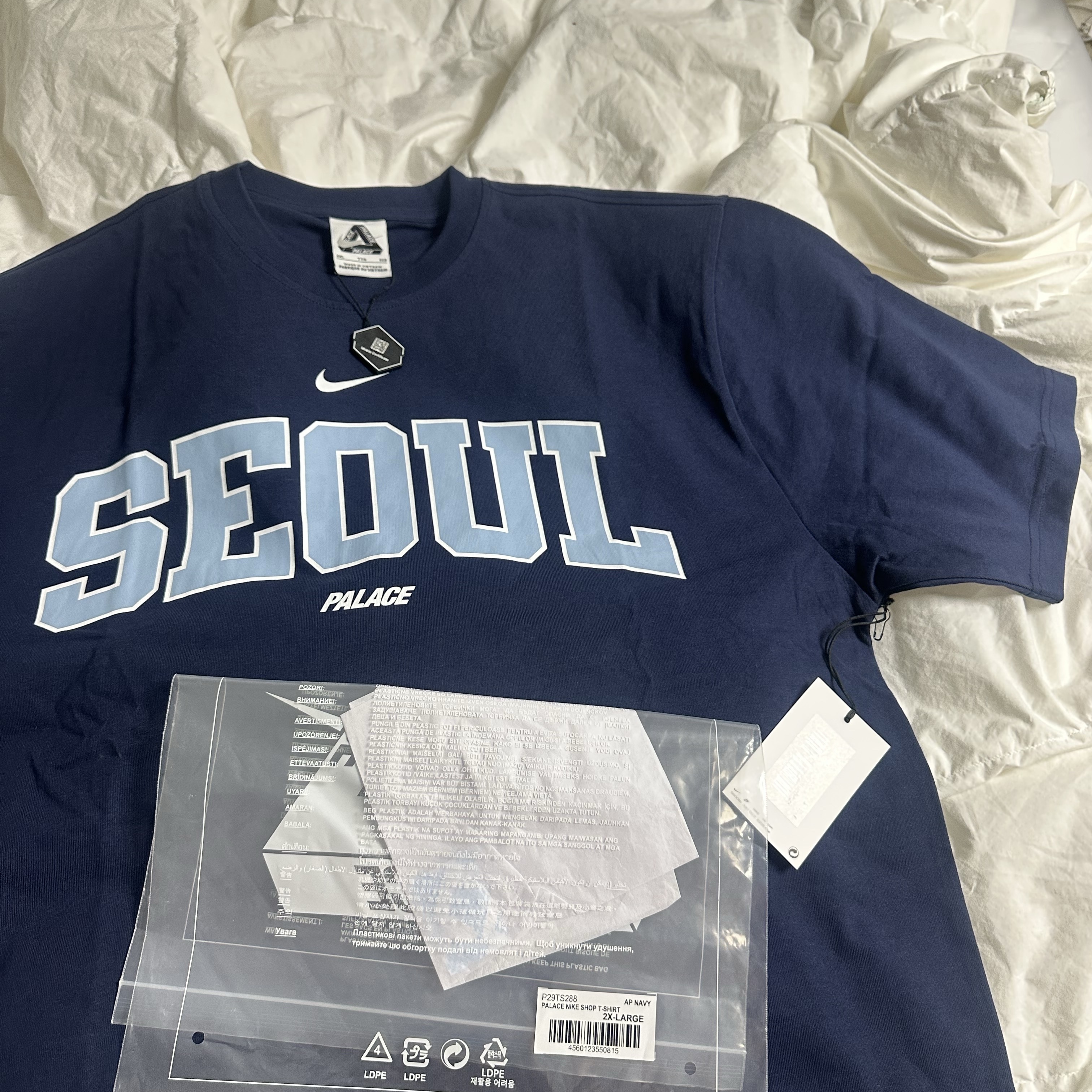Palace x Nike Shop T-Shirt Apgujeong Navy - 25FW 착용 스타일 - 1