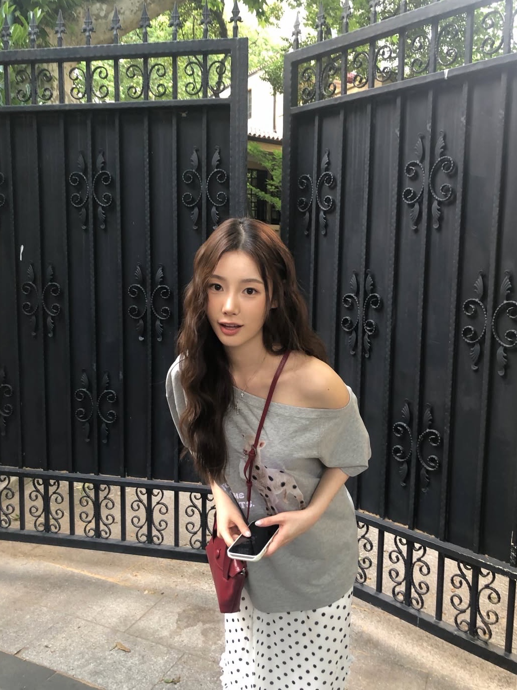 Markgong Women Sweet Treat Sheep Printed Off Shoulder Short Sleeve T-Shirt Gray - 26SS 착용 스타일 - 3