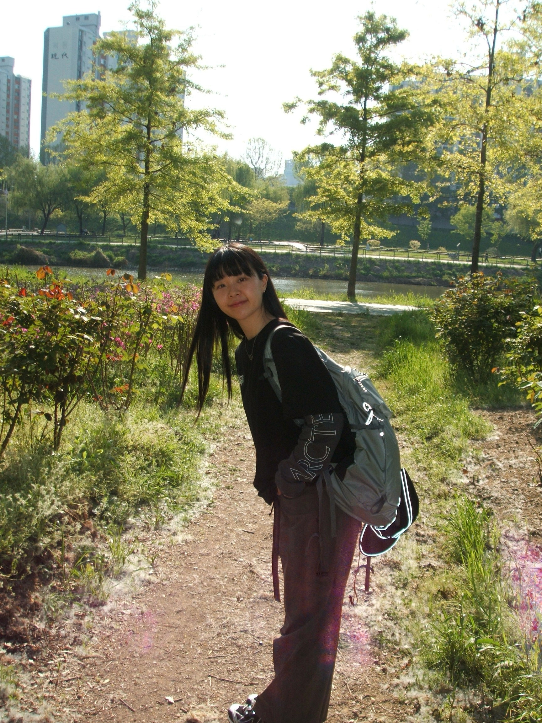 SIERRADESIGNS TENAYAPACK 25L Light Grey, SIERRADESIGNS TENAYAPACK 25L Black 착용 스타일 - 2