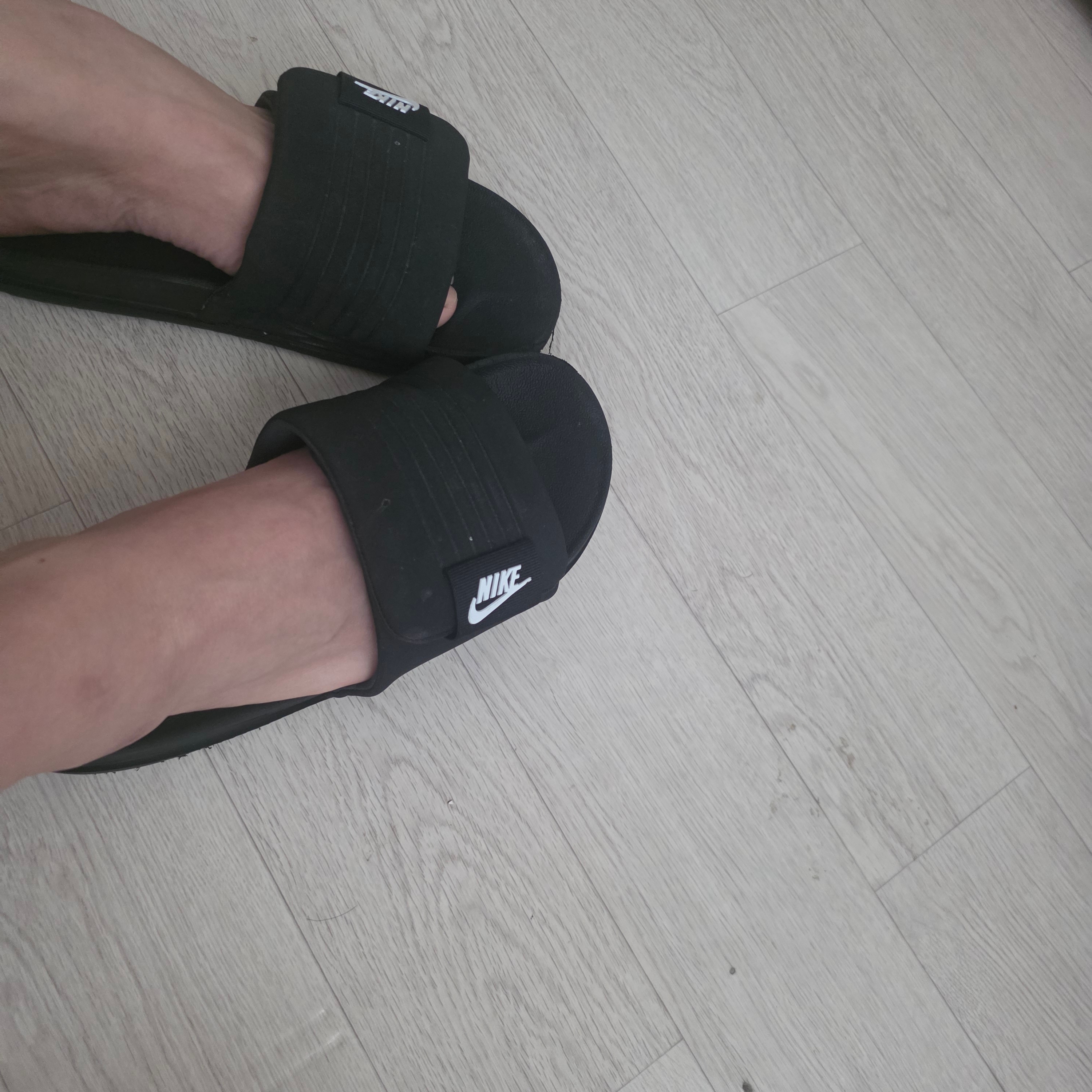 Nike Offcourt Adjust Slide Black White 착용 스타일 - 2