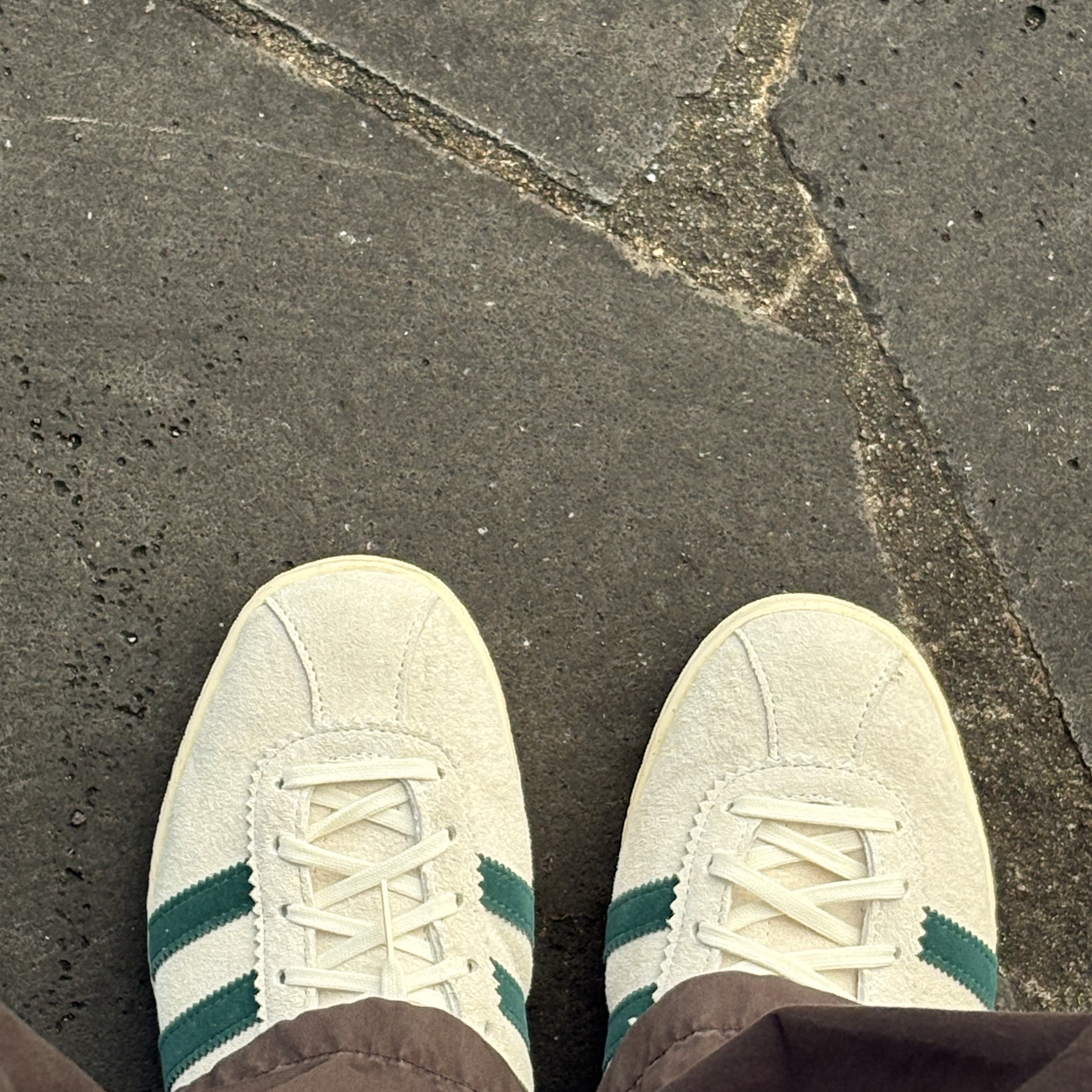 Adidas Tobacco Off White Collegiate Green 착용 스타일