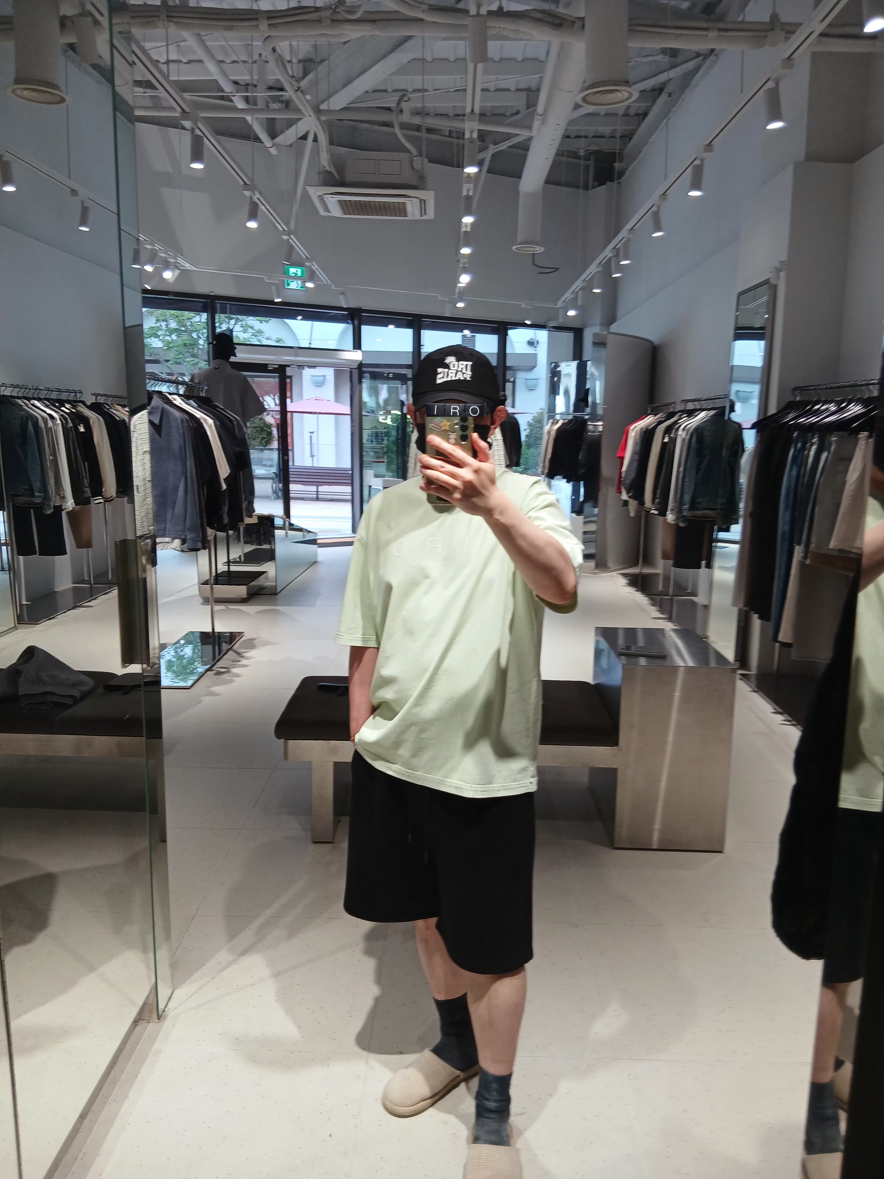 Iro Corin Logo Cotton T-Shirt Beige, IRO Vibrio Banding Color-Block Long Bermuda Shorts Black 착용 스타일 - 4