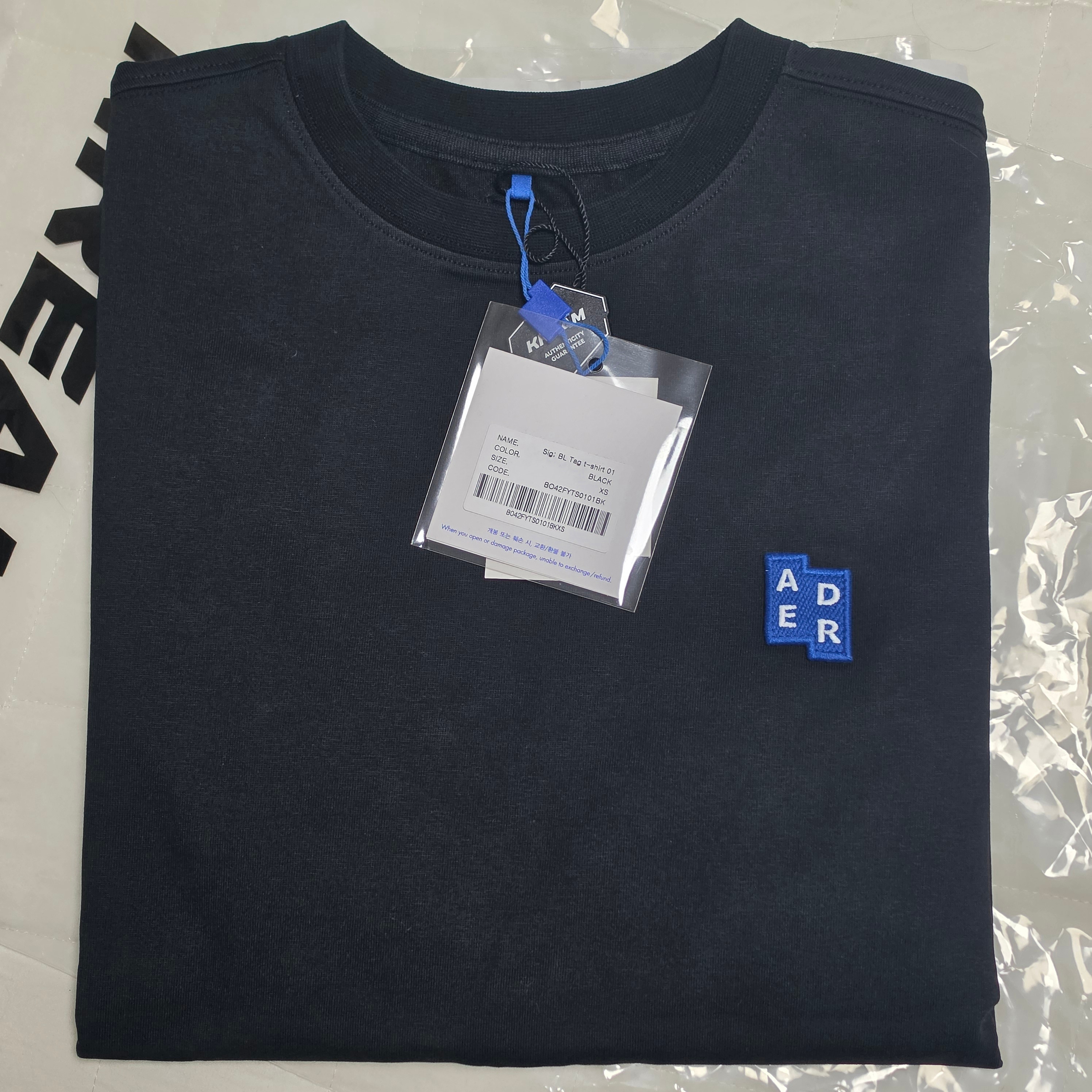 Ader Error Sig; TRS/BL Tag T-Shirt 01 Black 착용 스타일
