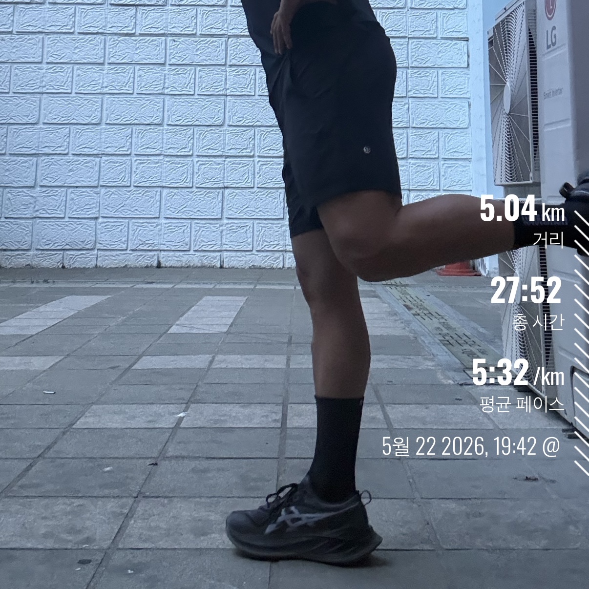 Lululemon License to Train Lined Shorts 7 Black 착용 스타일 - 3