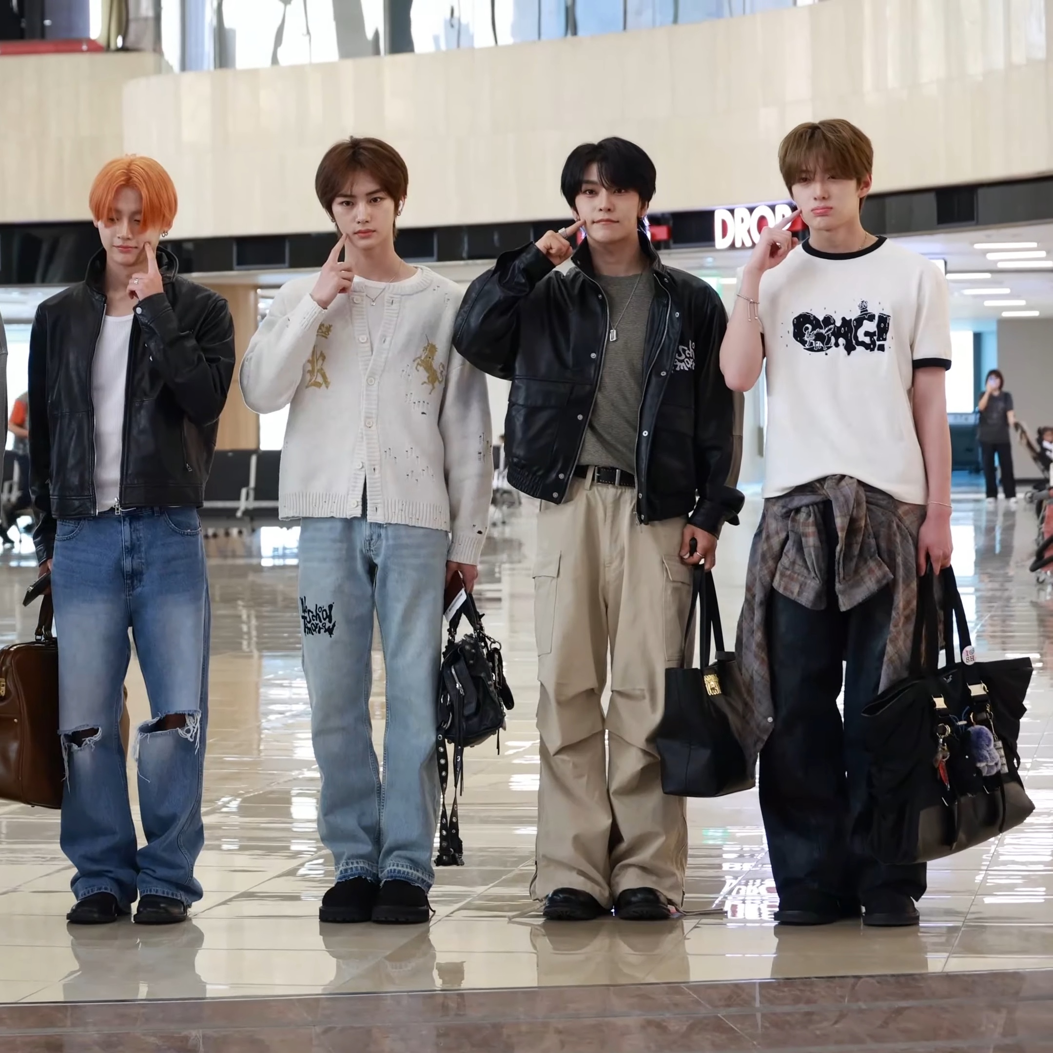Nonnod Side Zip Cargo Pants Beige 착용 스타일 - 4