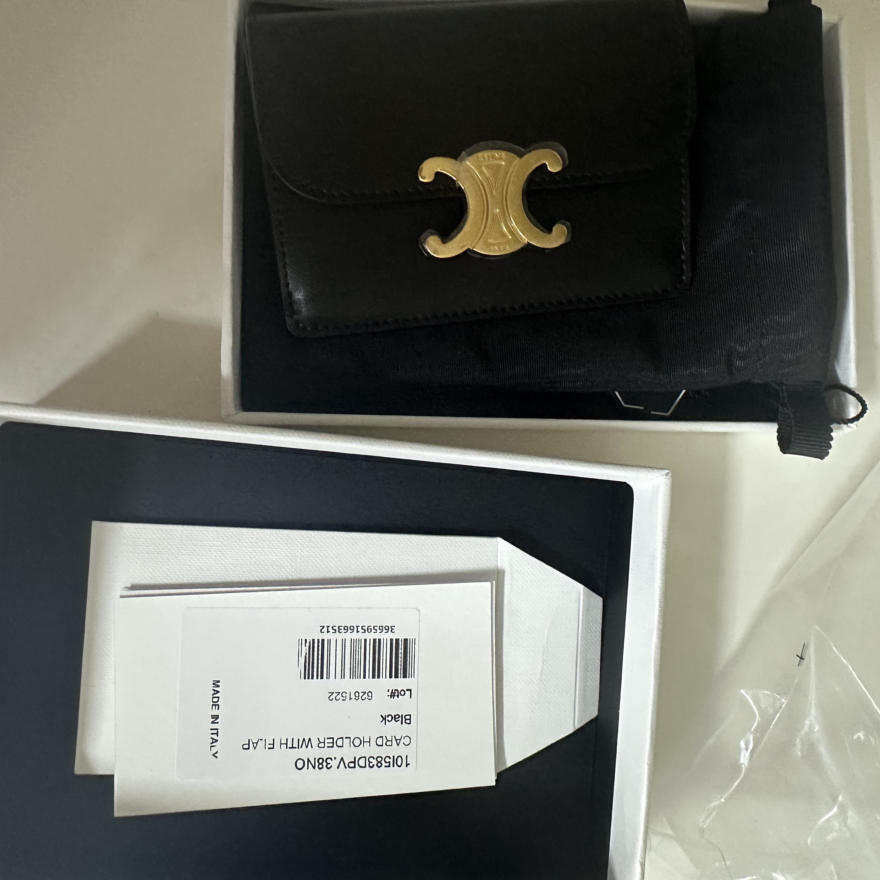 Celine Card Holder with Flap in Shiny Calfskin Black 착용 스타일 - 2