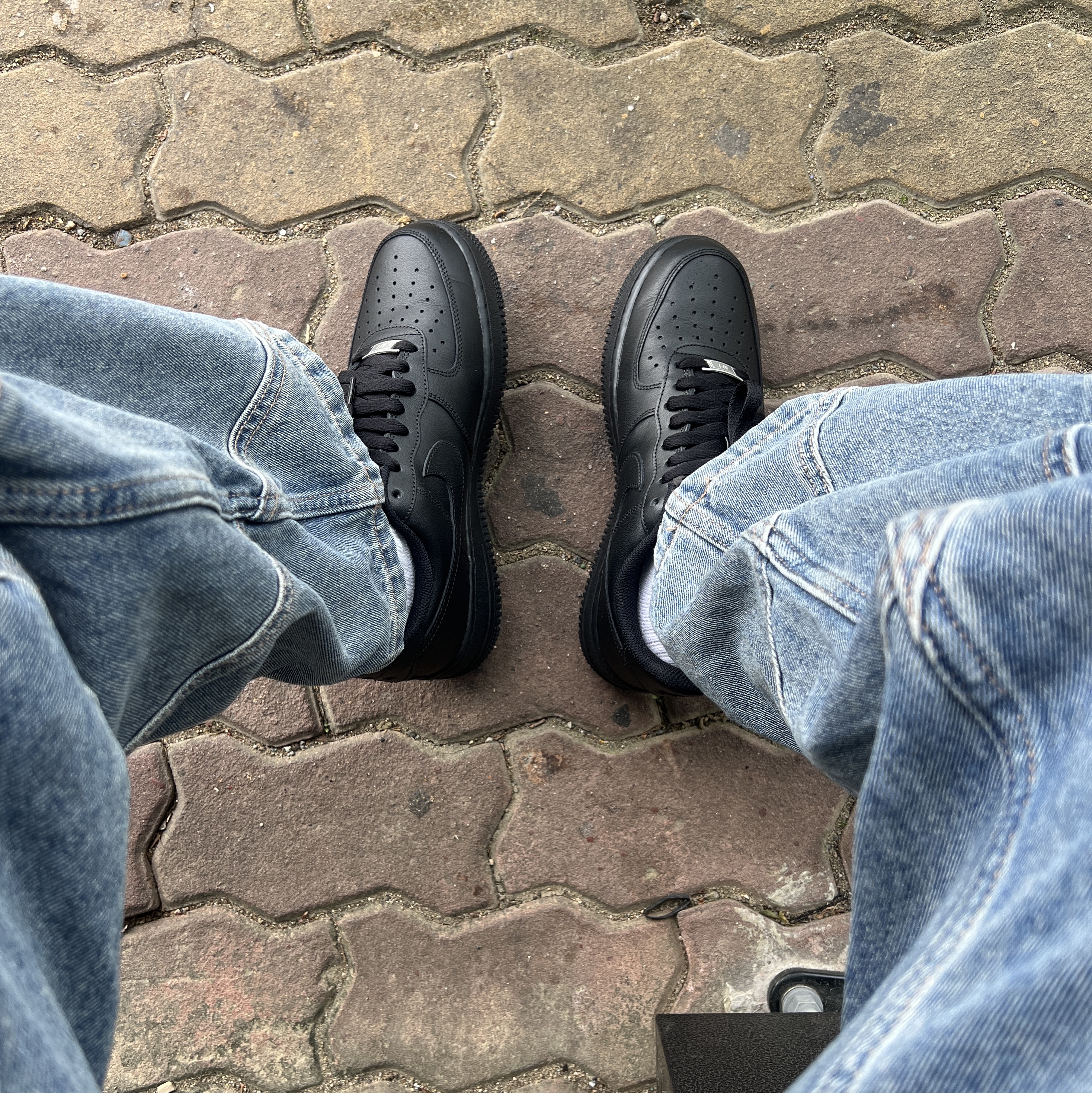 Nike Air Force 1 '07 Low Triple Black 착용 스타일