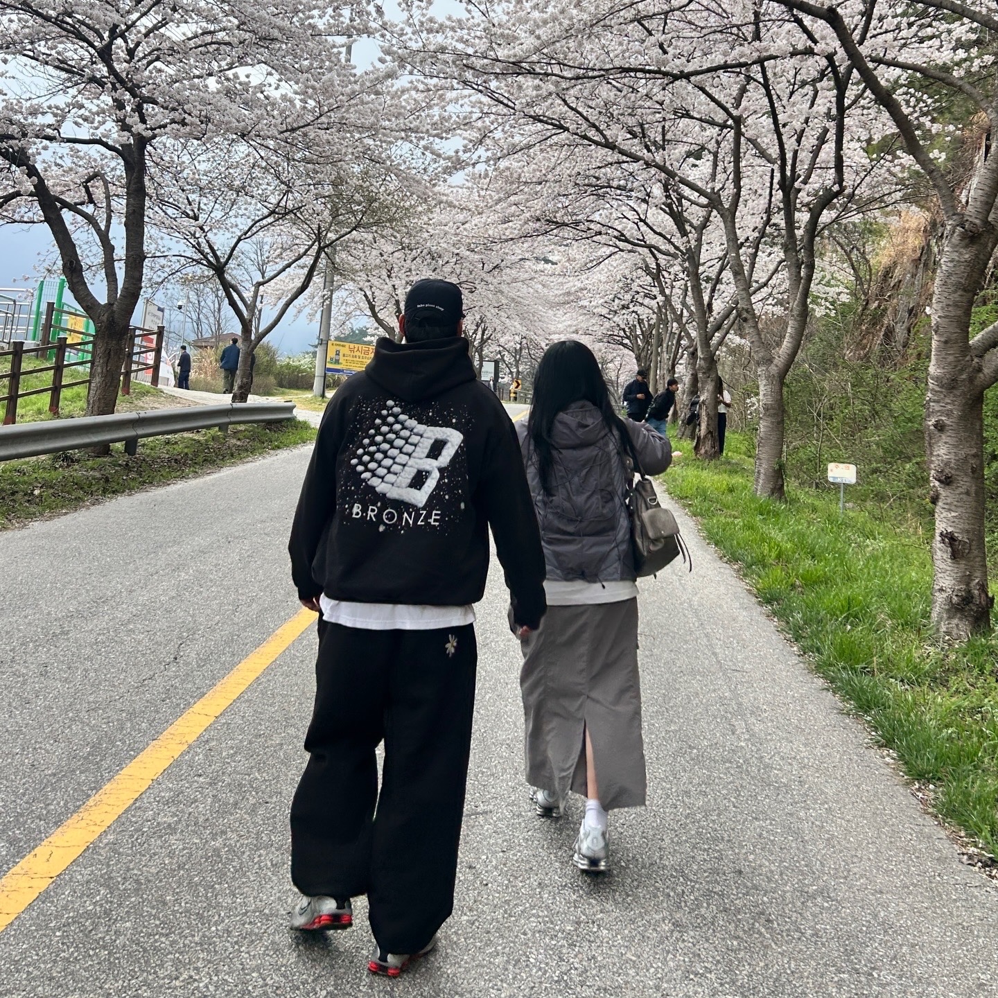 (W) Nike Shox TL Pure Platinum and Metallic Silver, Sansan Gear Backpack Jacket Grey - 24SS 착용 스타일 - 3