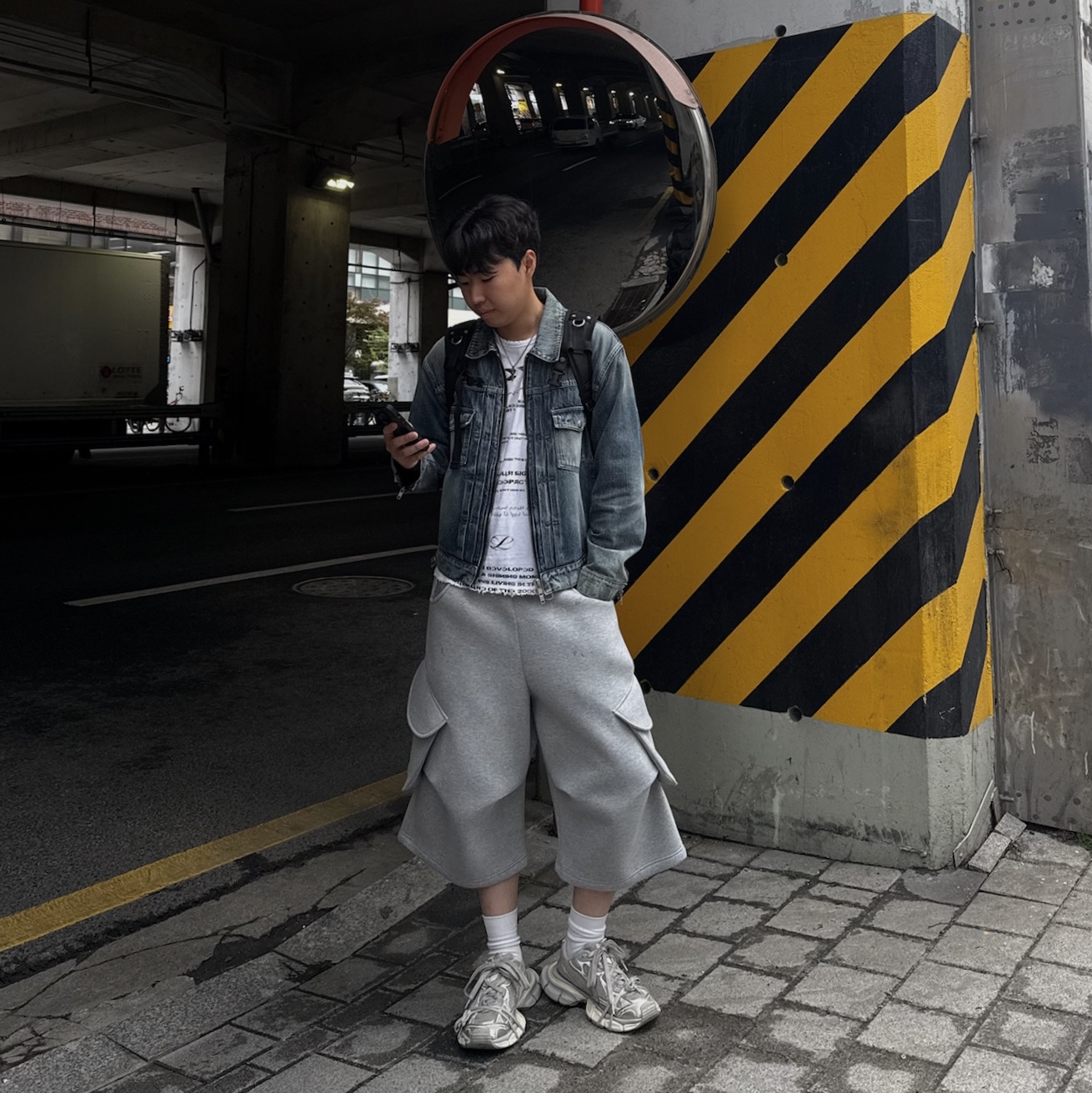 Kamien Crop Trucker Jacket Oasis Blue, MJD x AAO Wide Cargo Bermuda Pants Grey 착용 스타일 - 1