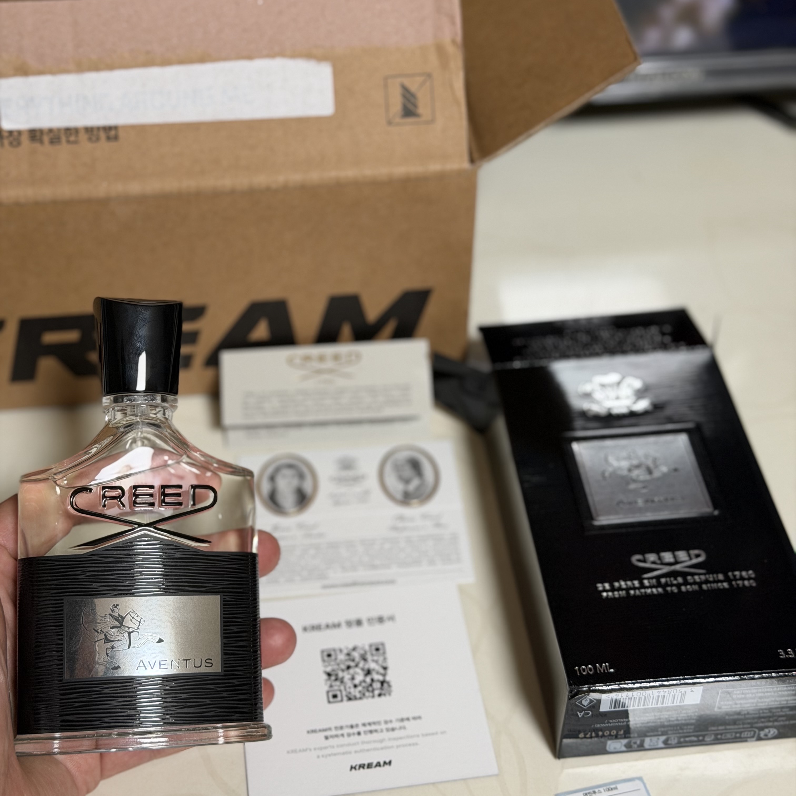 Creed Aventus Eau De Parfum 100ml, Adidas Superstar II White Black 착용 스타일 - 1