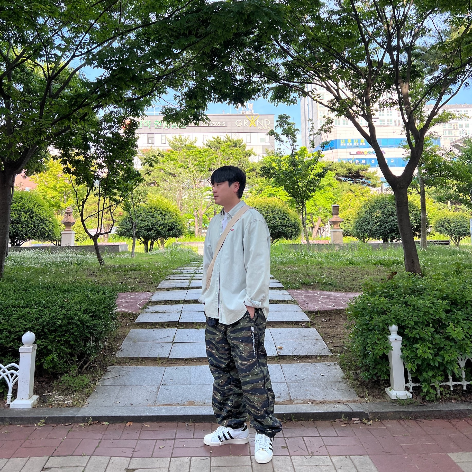 Supreme Small Box Shirt Washed Denim - 24FW, Supreme Full Zip Baggy Warm Up Pants Tiger Camo - 23SS 착용 스타일 - 2