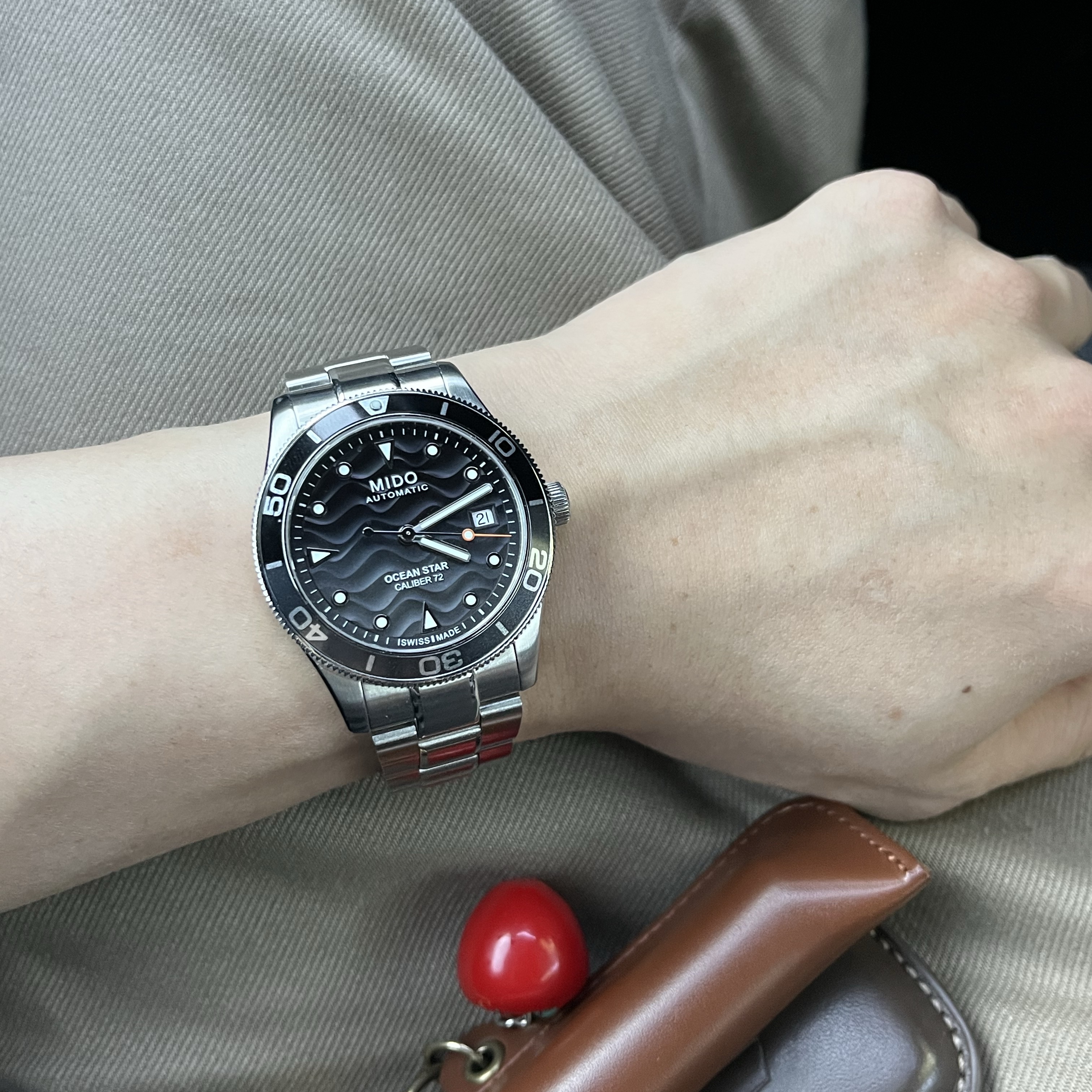Mido Ocean Star 39 Stainless Steel Grey Gradient 착용 스타일