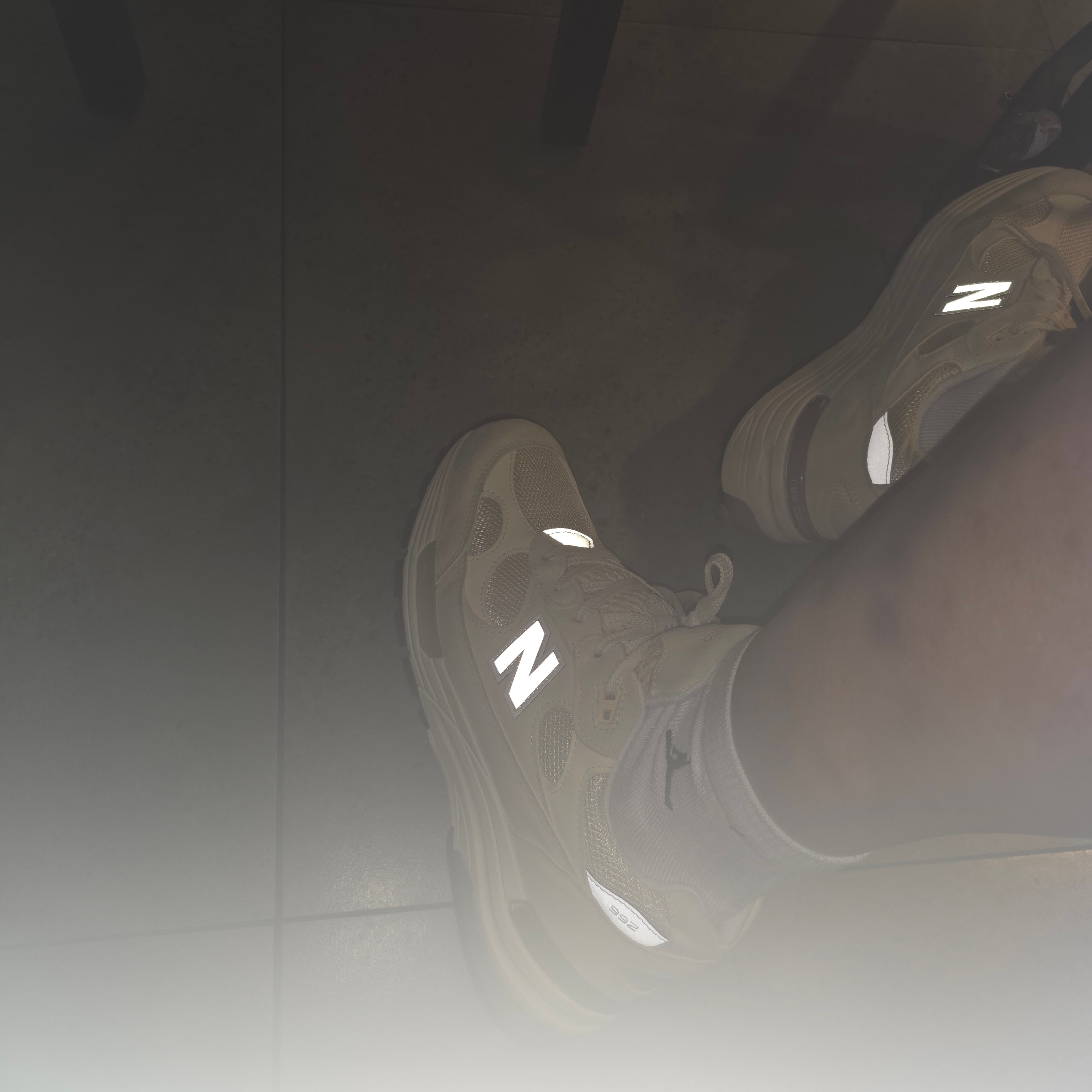 New Balance 992 Made in USA Calcium Raw Cashew 착용 스타일 - 4