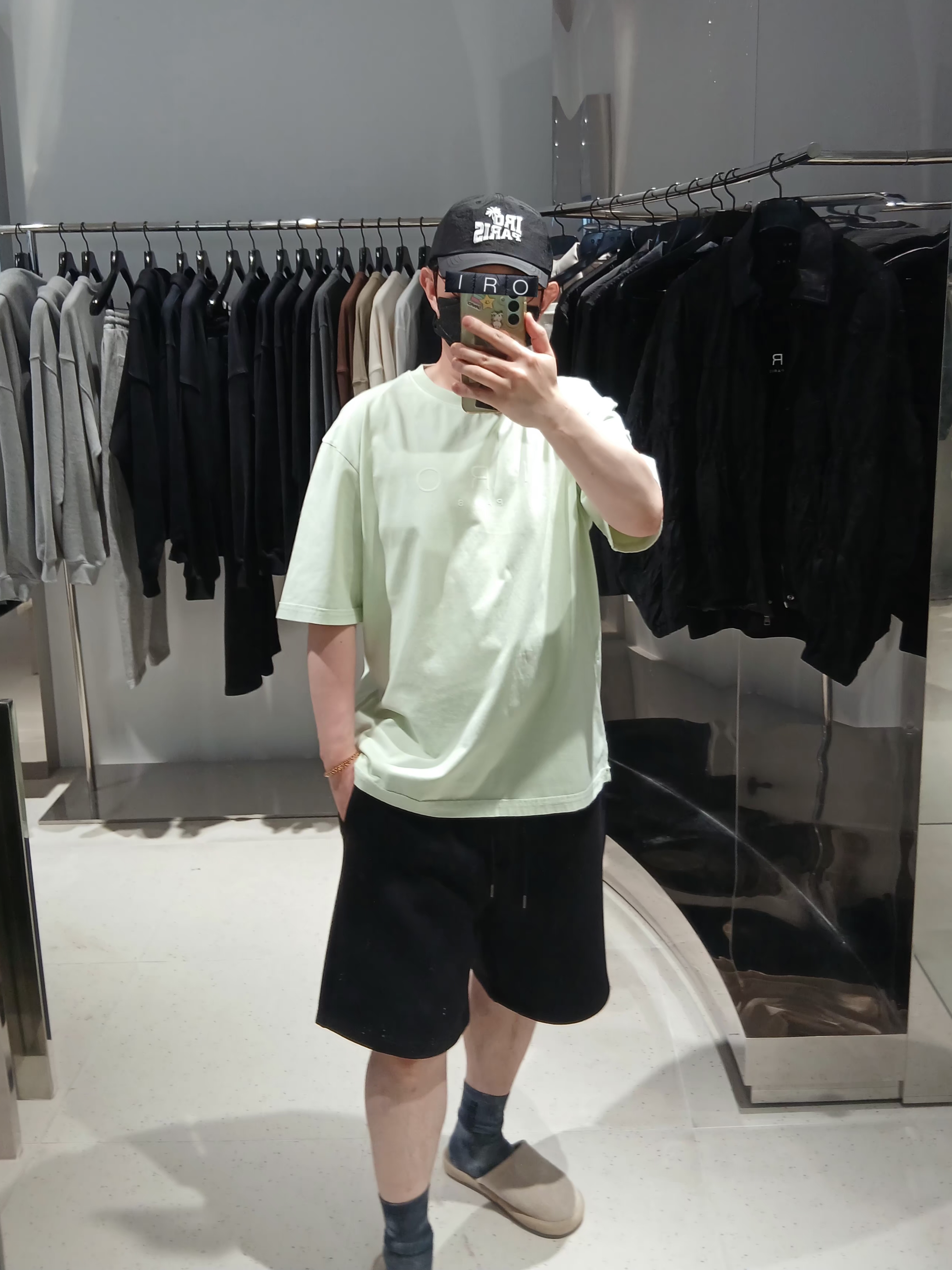 Iro Corin Logo Cotton T-Shirt Beige, IRO Vibrio Banding Color-Block Long Bermuda Shorts Black 착용 스타일 - 5